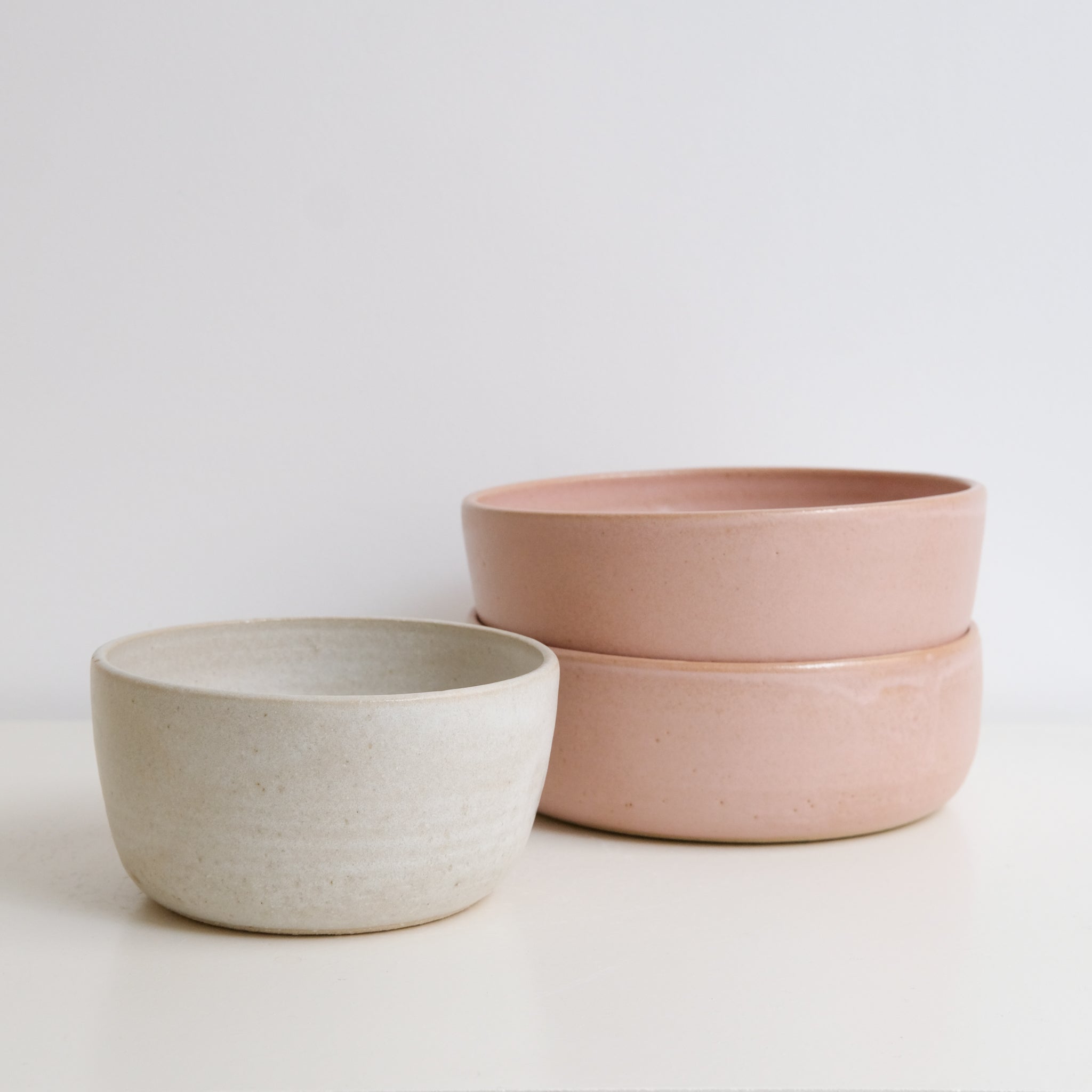 Bol en grès, blanc crème par Nolwenn Baillet chez Brutal Ceramics
