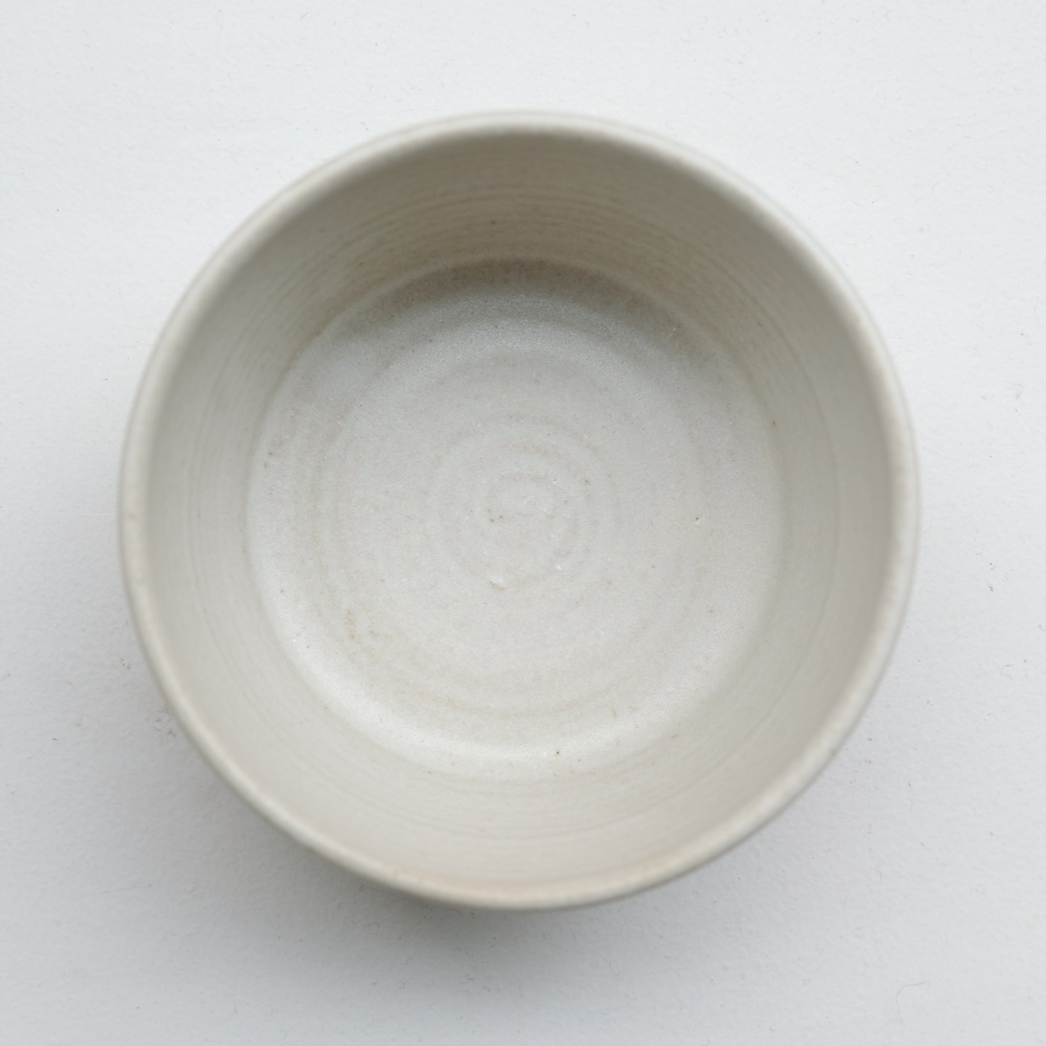 Bol en grès, blanc crème par Nolwenn Baillet chez Brutal Ceramics