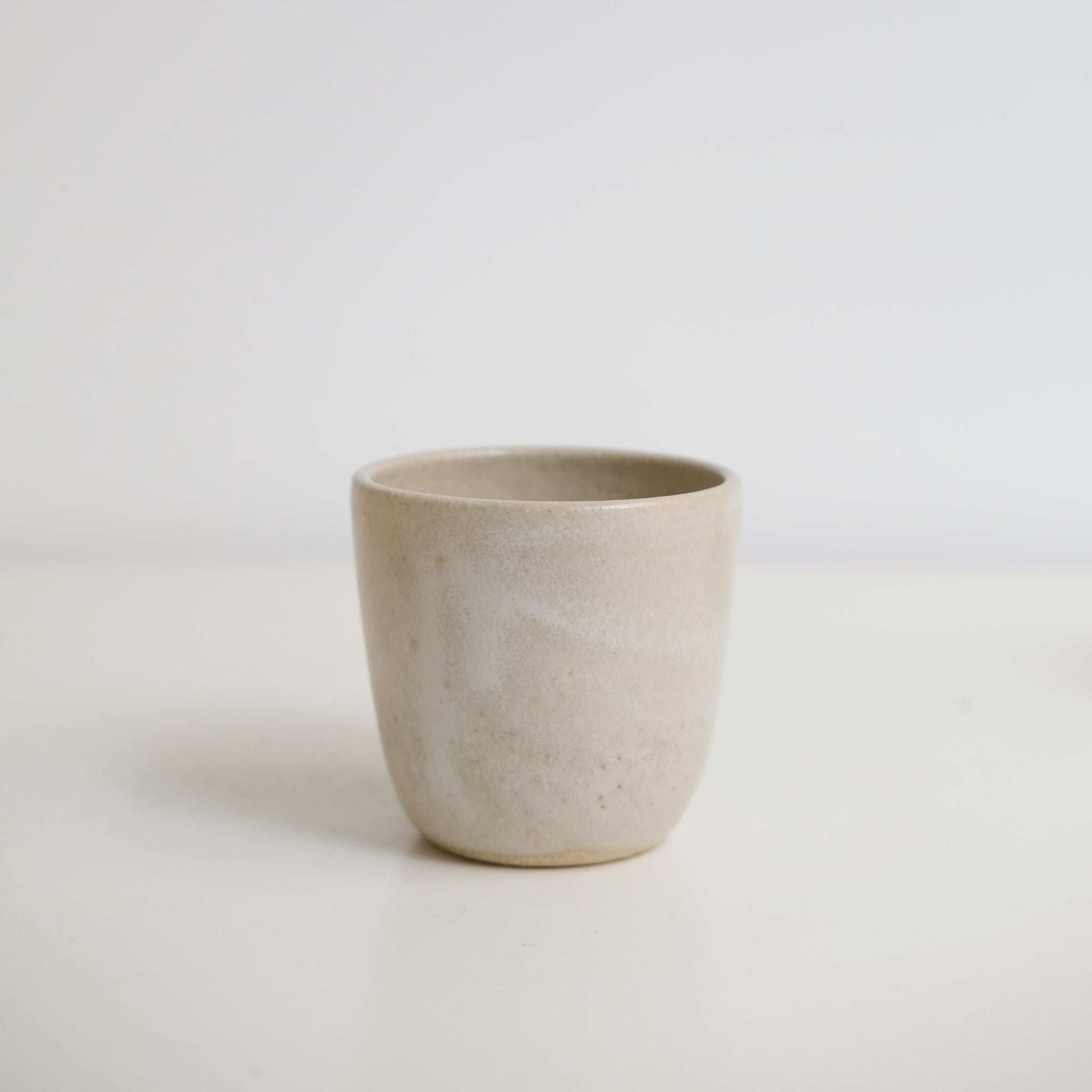 Tasse en grès,blanc crème par Nolwenn Baillet chez Brutal Ceramics
