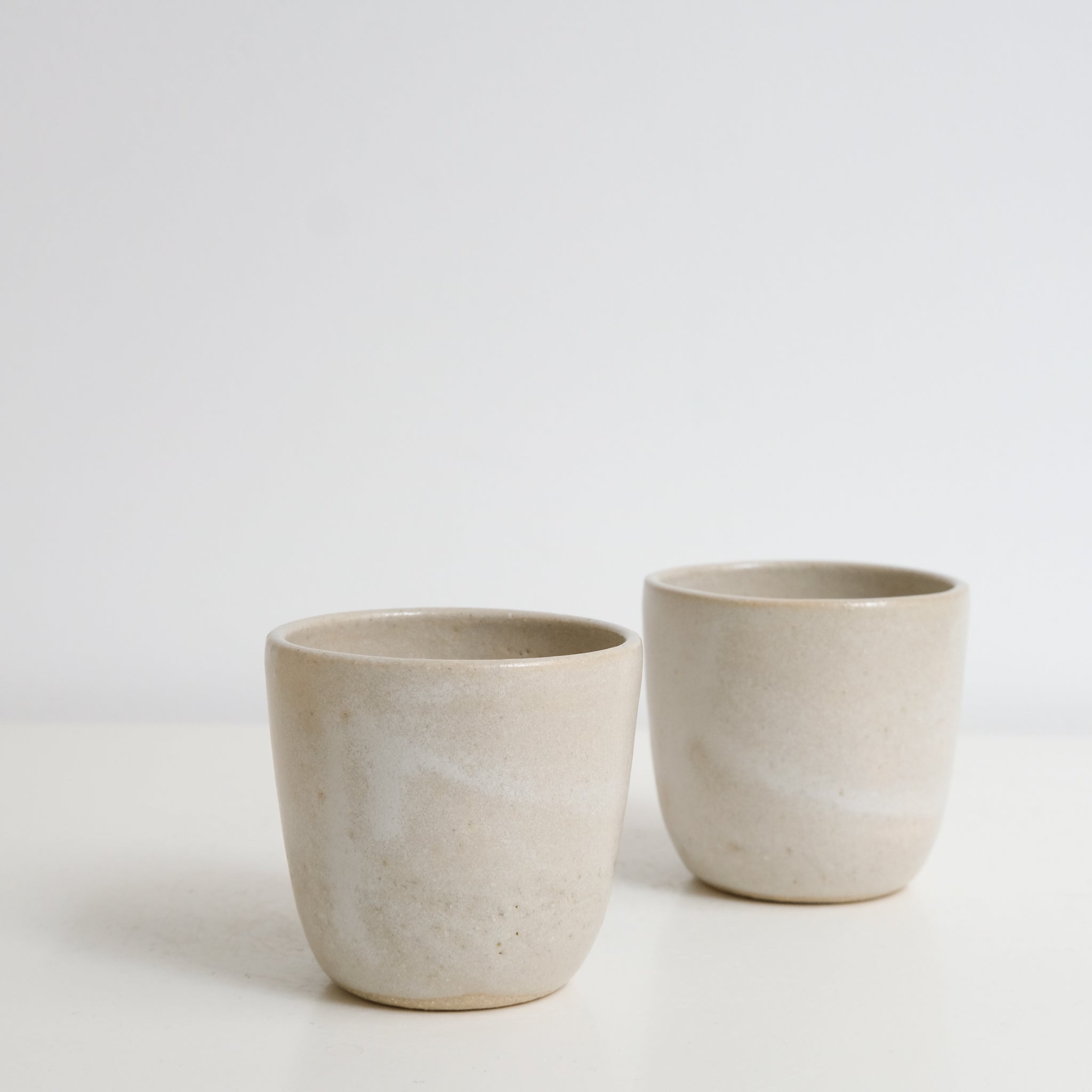 Tasse en grès,blanc crème par Nolwenn Baillet chez Brutal Ceramics