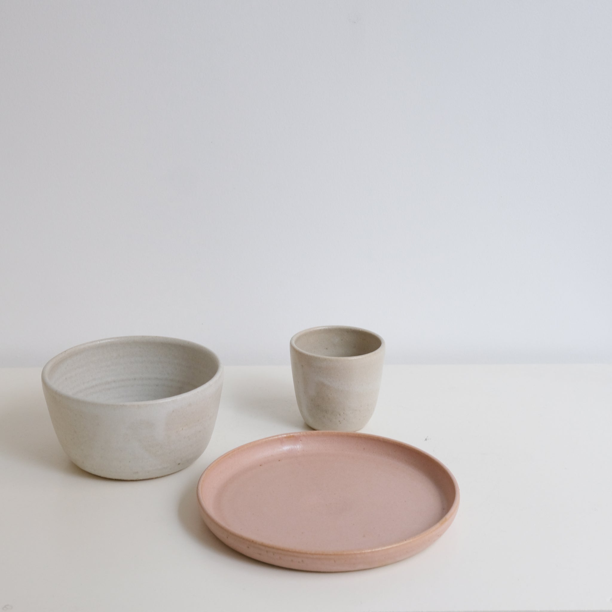 Tasse en grès,blanc crème par Nolwenn Baillet chez Brutal Ceramics
