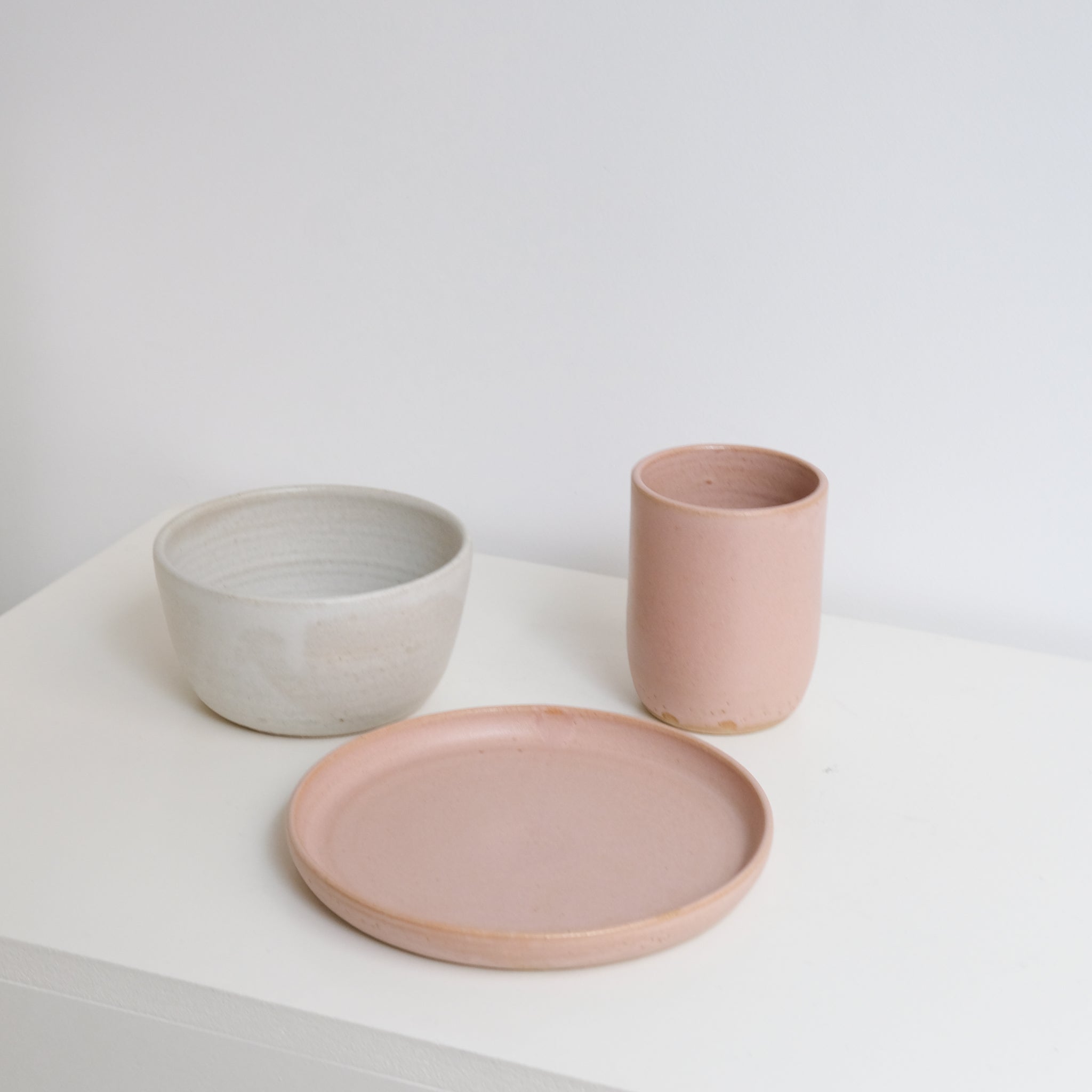 Bol en grès, blanc crème par Nolwenn Baillet chez Brutal Ceramics