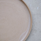 Assiette en grès, beige foncé par Nolwenn Baillet chez Brutal Ceramics