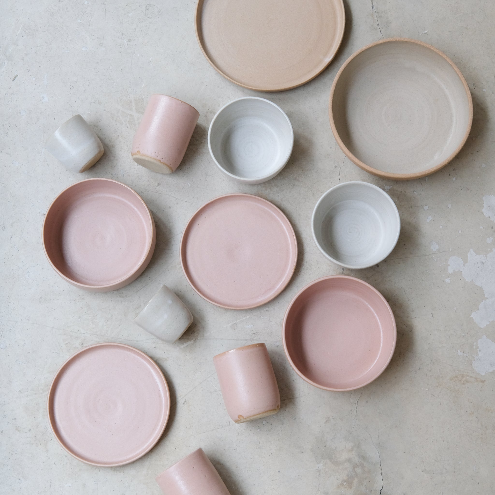Bol en grès, rose mat par Nolwenn Baillet chez Brutal Ceramics