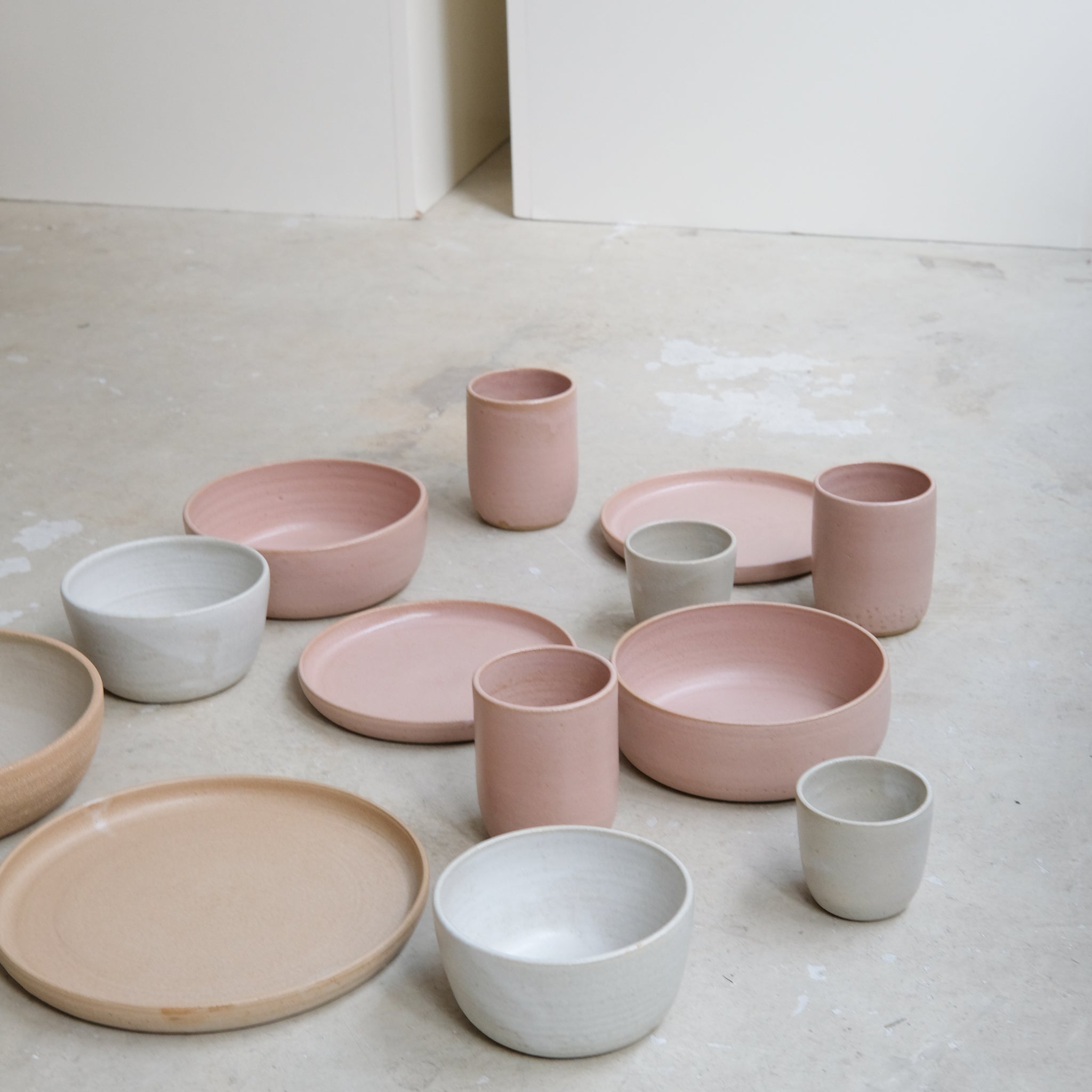Tasse en grès,blanc crème par Nolwenn Baillet chez Brutal Ceramics