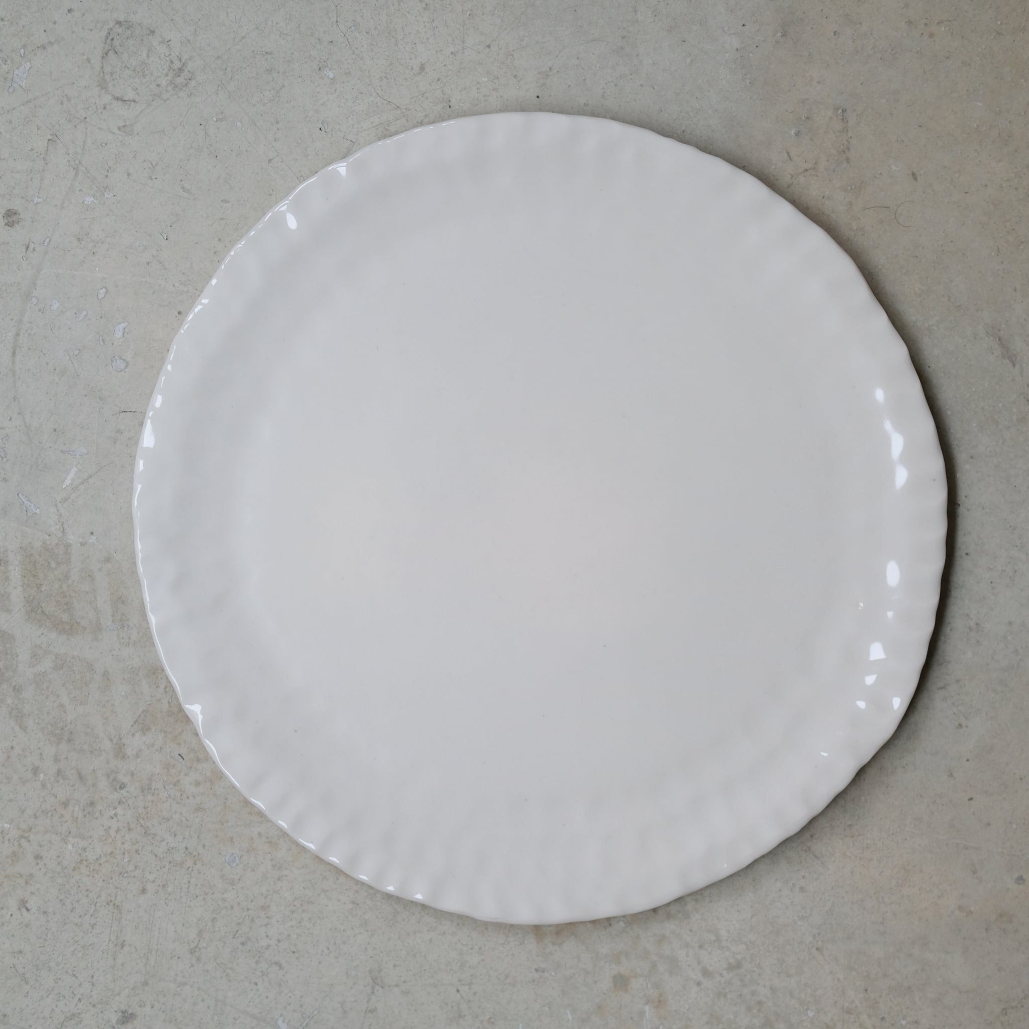 Assiette en grès D 25cm - Blanc brillant d'Apollonie Ceramics chez Brutal Ceramics