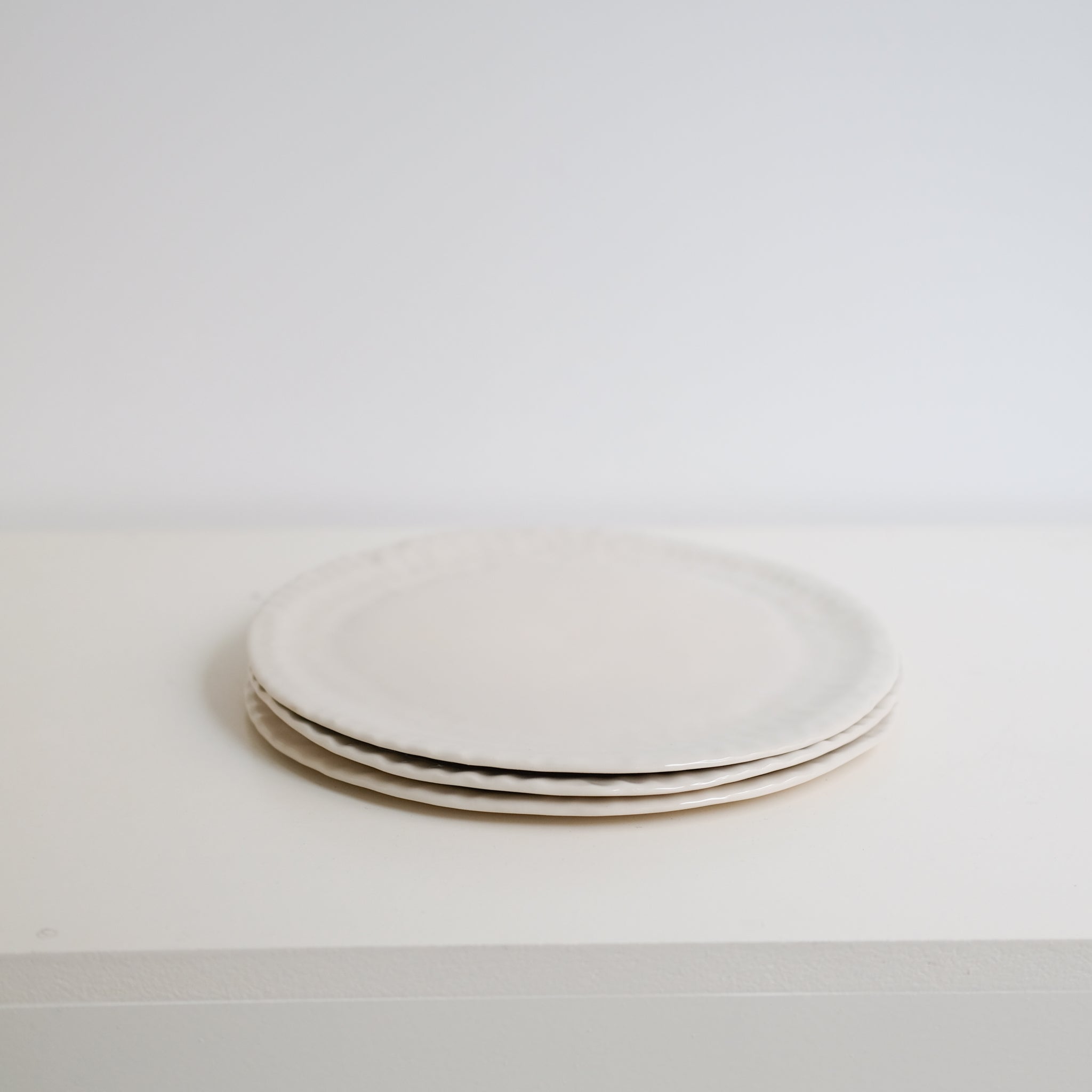 Assiette en grès D 25cm - Blanc brillant d'Apollonie Ceramics chez Brutal Ceramics