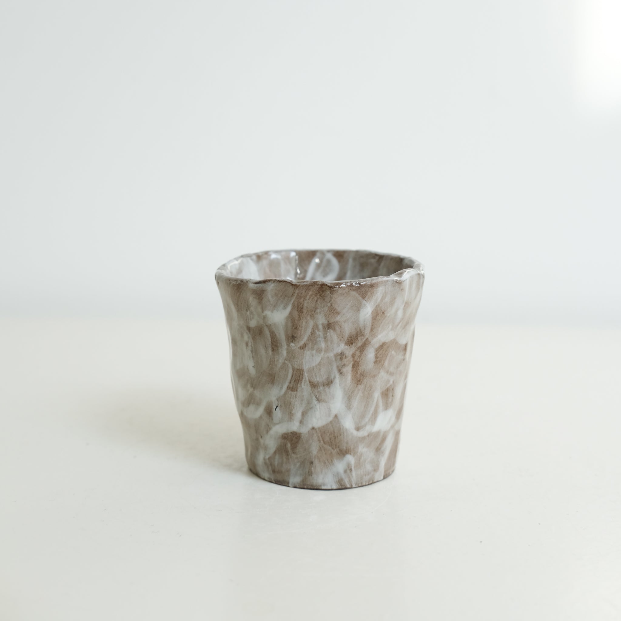 Tasse en grès noir 70ml - Brun et blanc d'Apollonie Ceramics chez Brutal Ceramics