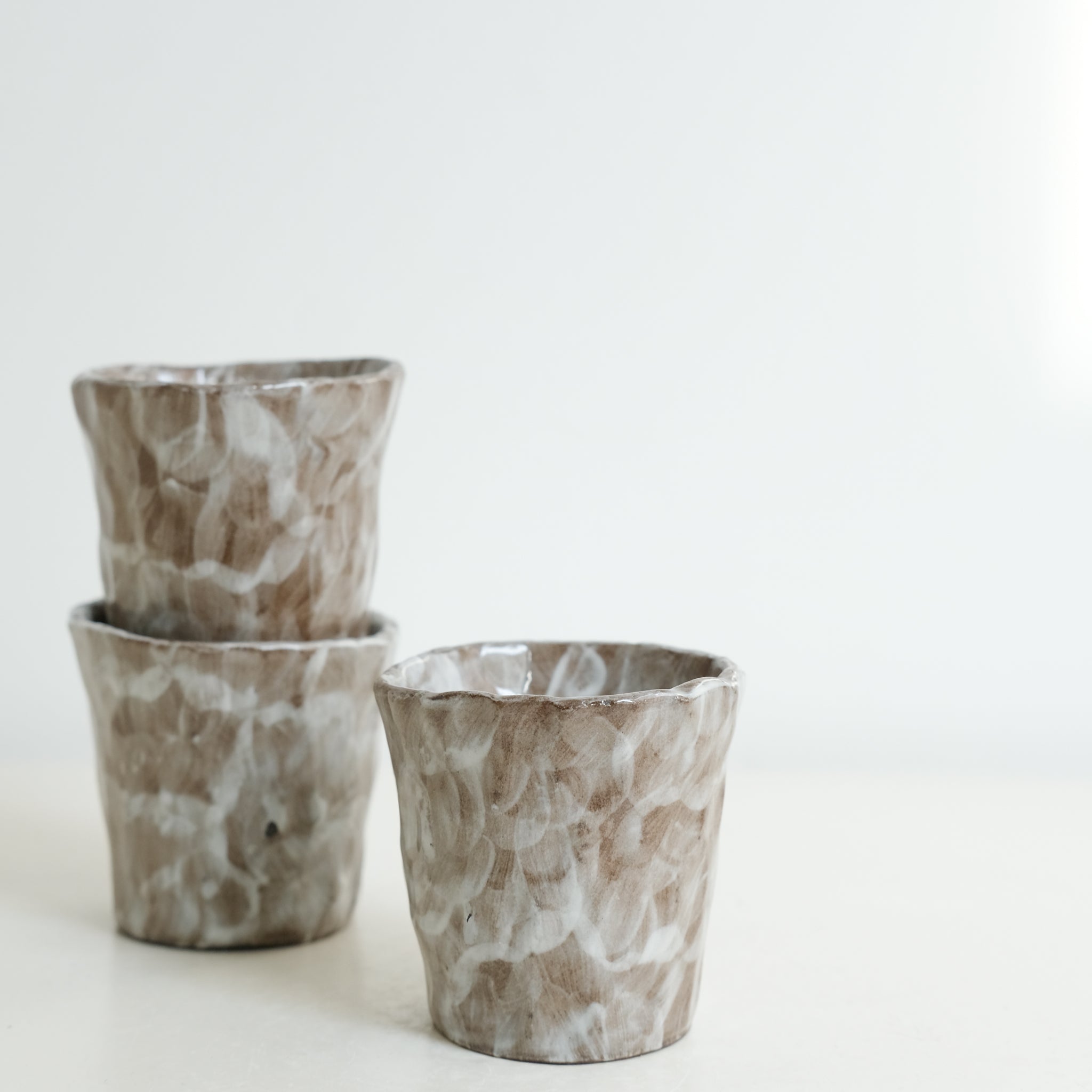 Tasse en grès noir 70ml - Brun et blanc d'Apollonie Ceramics chez Brutal Ceramics