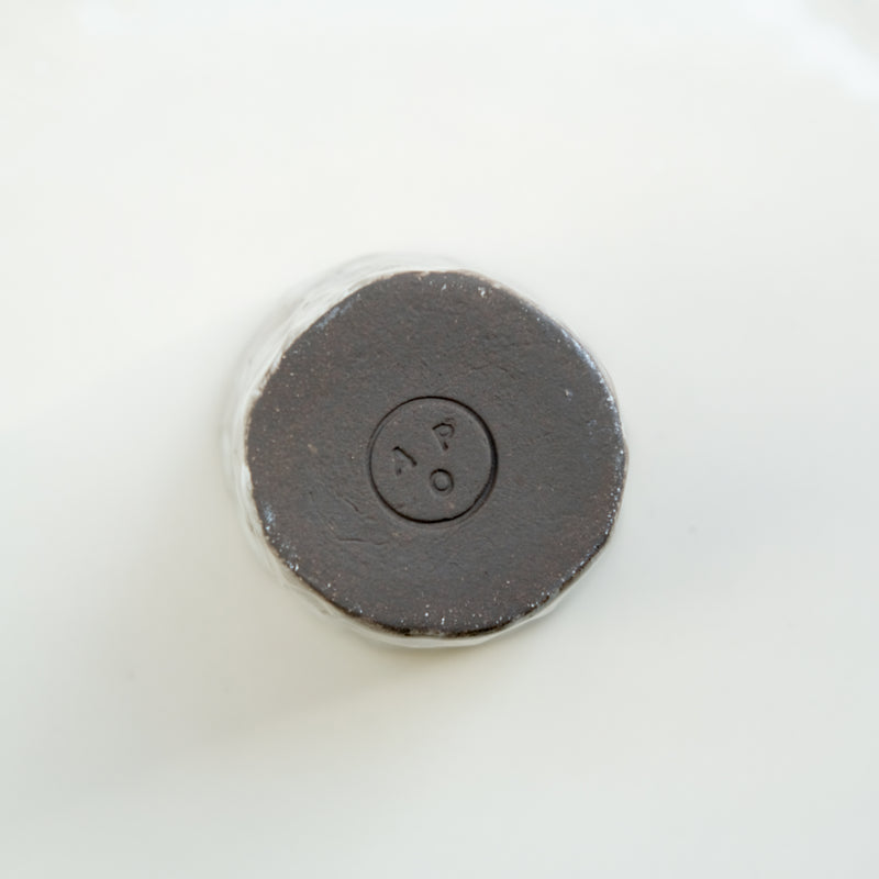 Tasse en grès noir 70ml - Brun et blanc d'Apollonie Ceramics chez Brutal Ceramics