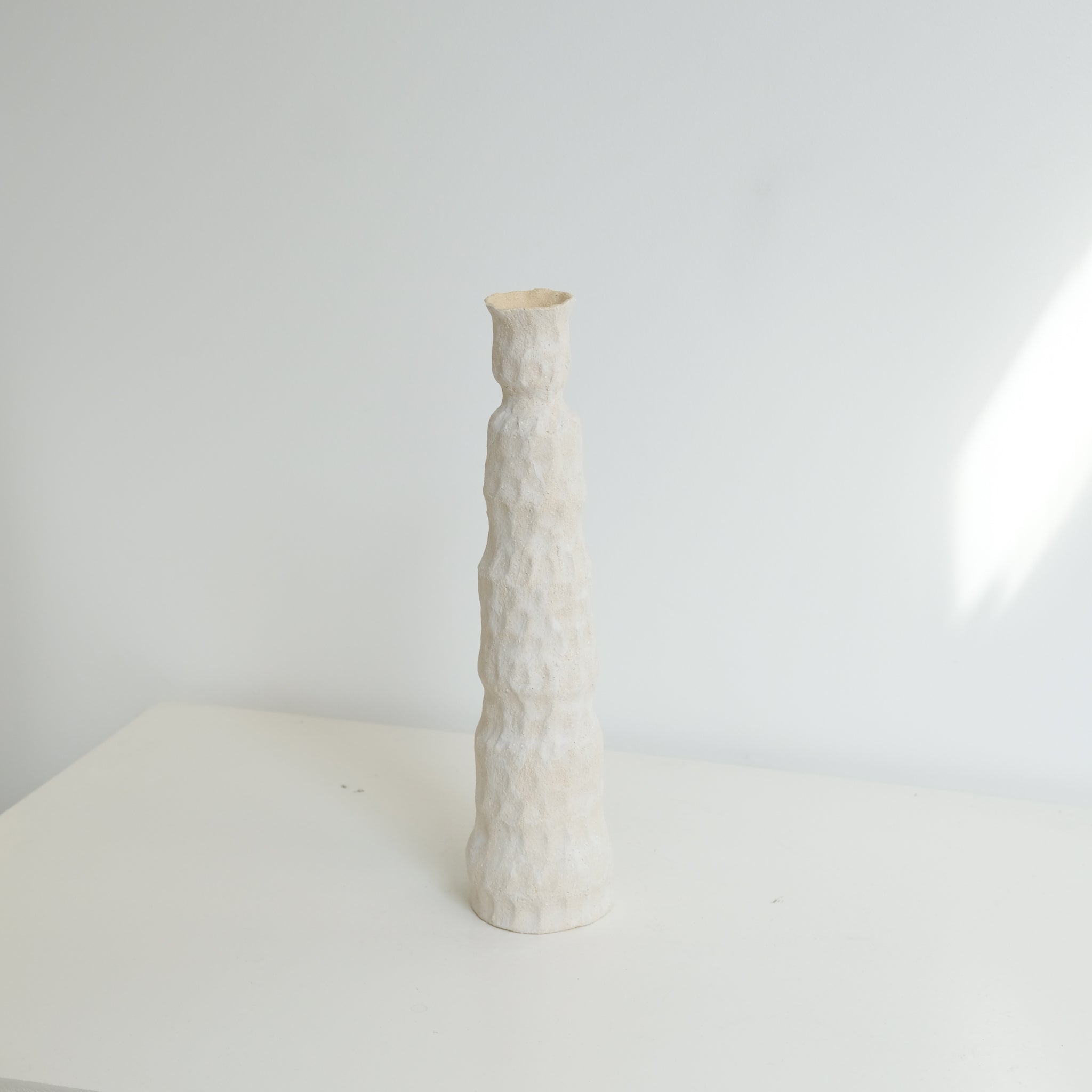 Bougeoir 01 en grès H 28cm - Blanc mat d'Apollonie Ceramics chez Brutal Ceramics