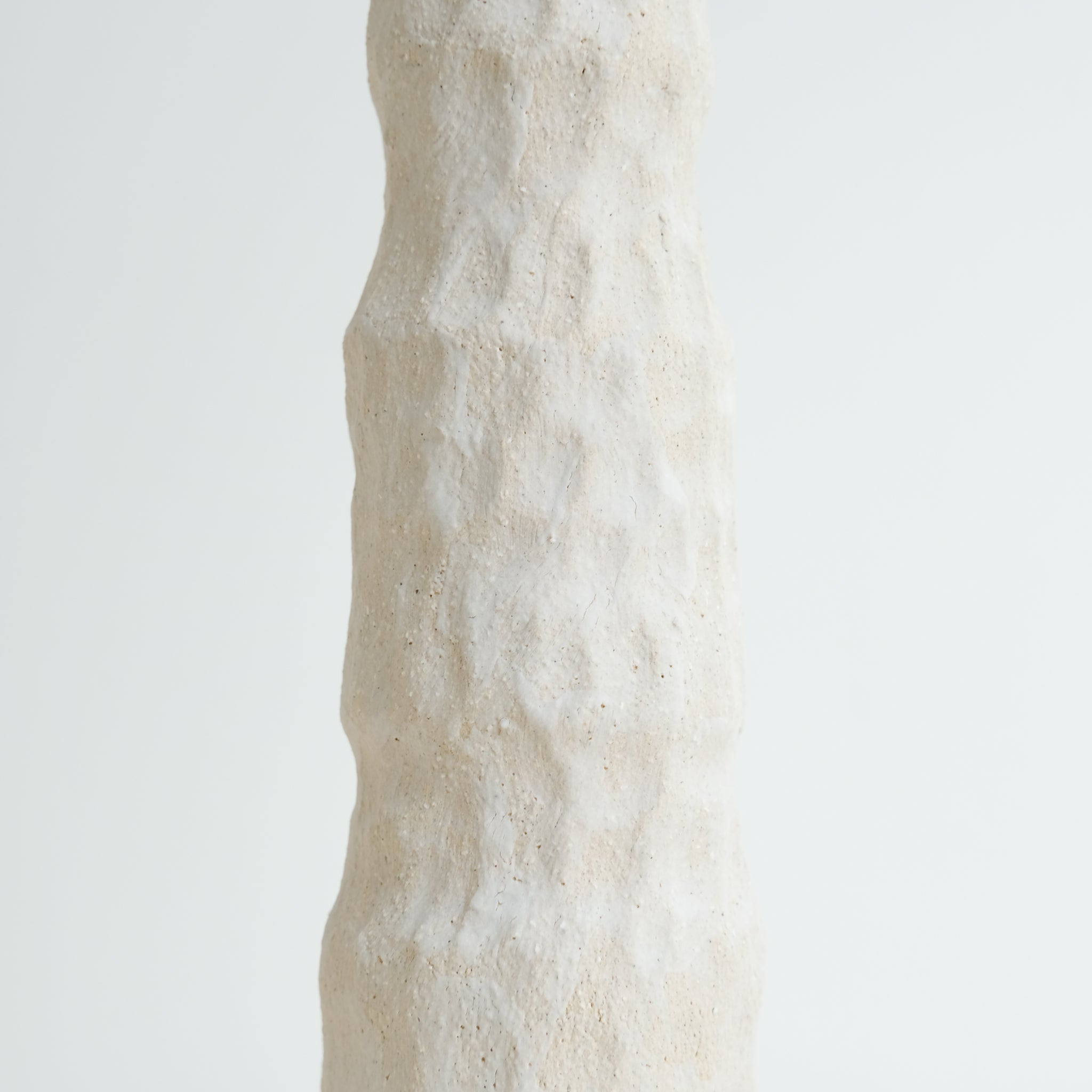 Bougeoir 01 en grès H 28cm - Blanc mat d'Apollonie Ceramics chez Brutal Ceramics