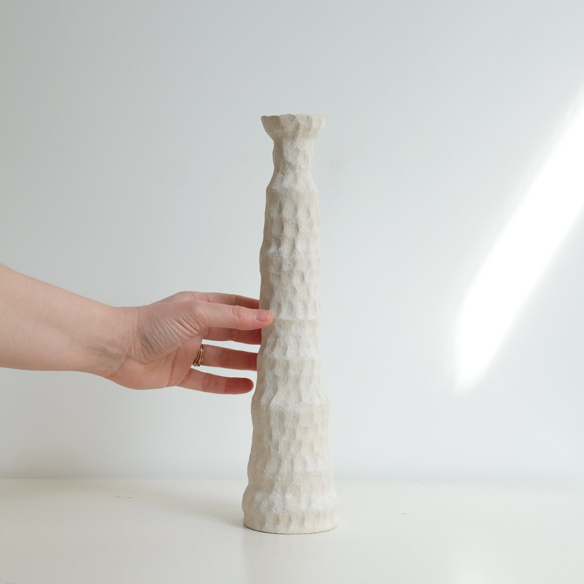 Bougeoir 02 en grès H 32,5cm - Blanc mat d'Apollonie Ceramics chez Brutal Ceramics