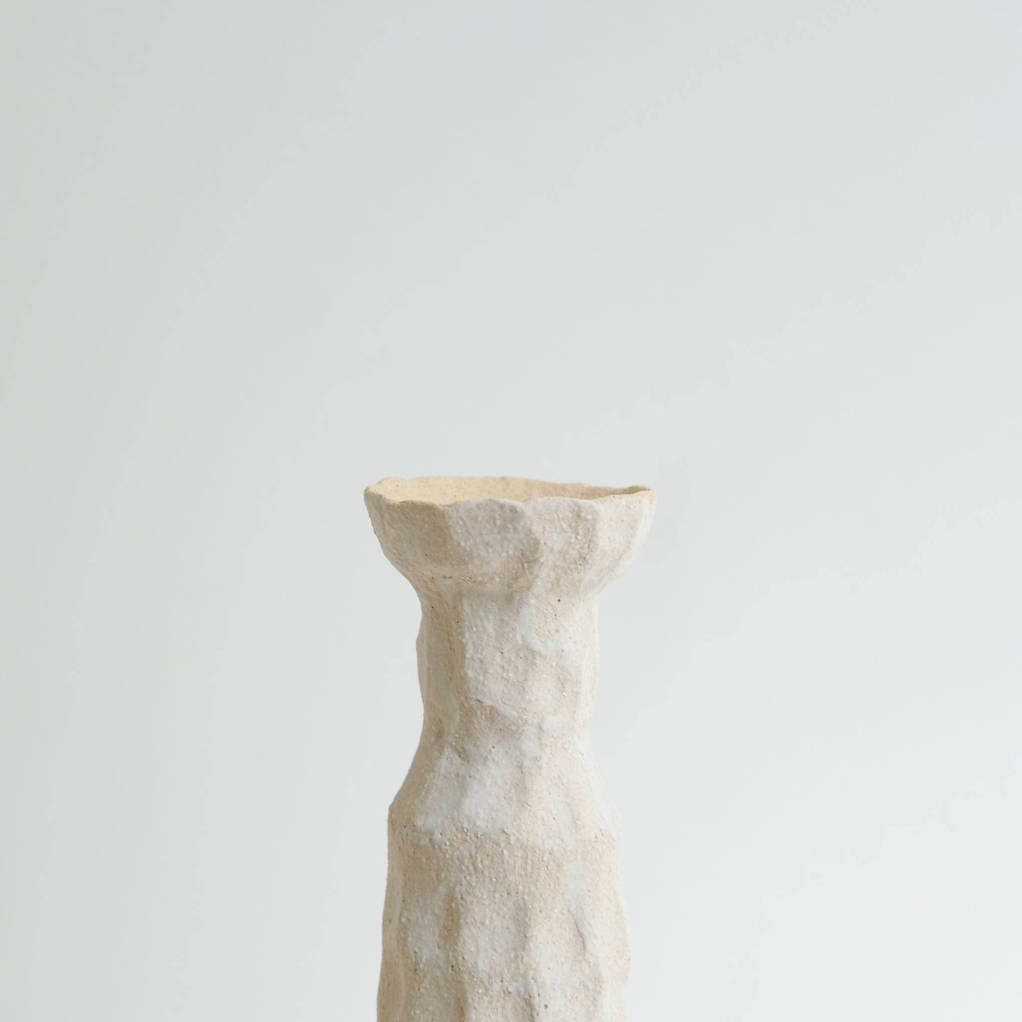 Bougeoir 02 en grès H 32,5cm - Blanc mat d'Apollonie Ceramics chez Brutal Ceramics