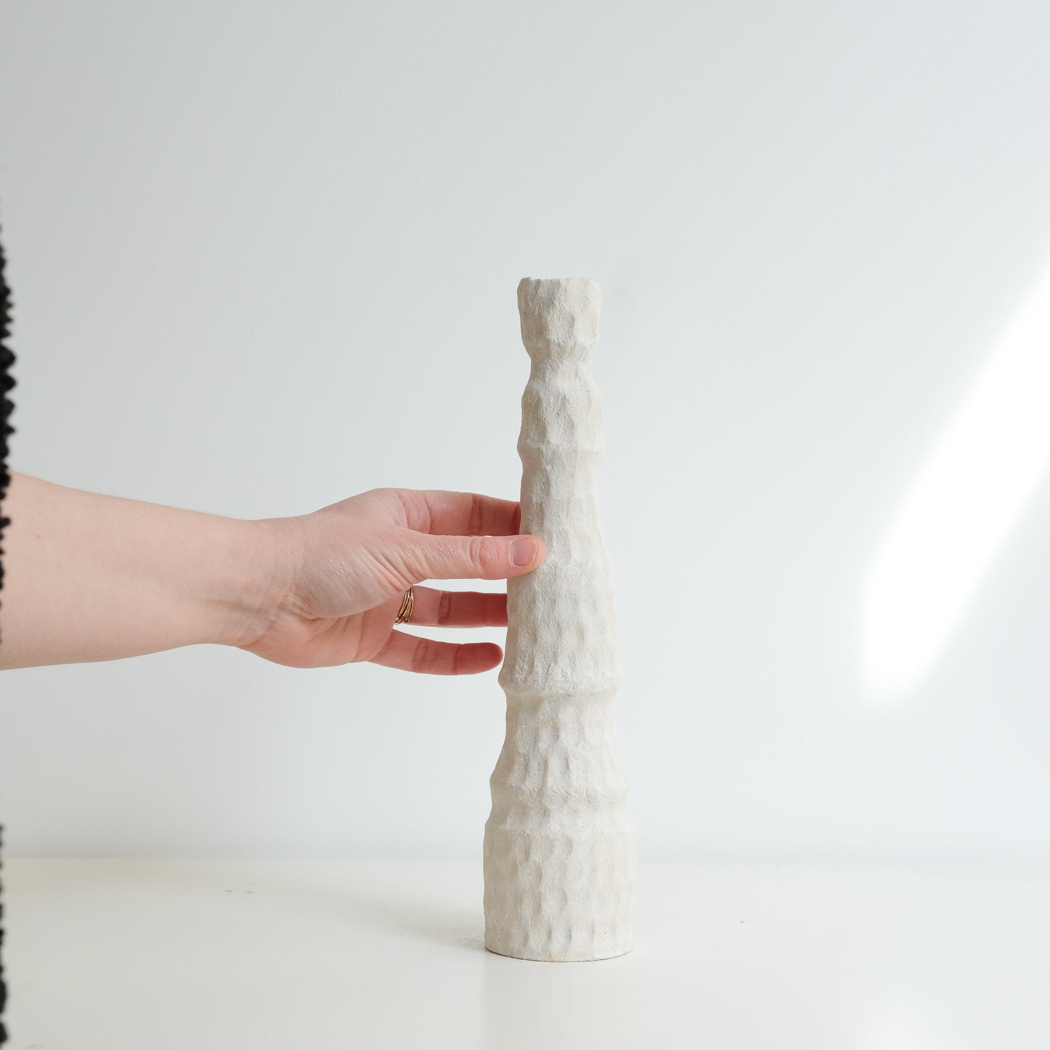 Bougeoir 03 en grès H 32,5cm - Blanc mat d'Apollonie Ceramics chez Brutal Ceramics