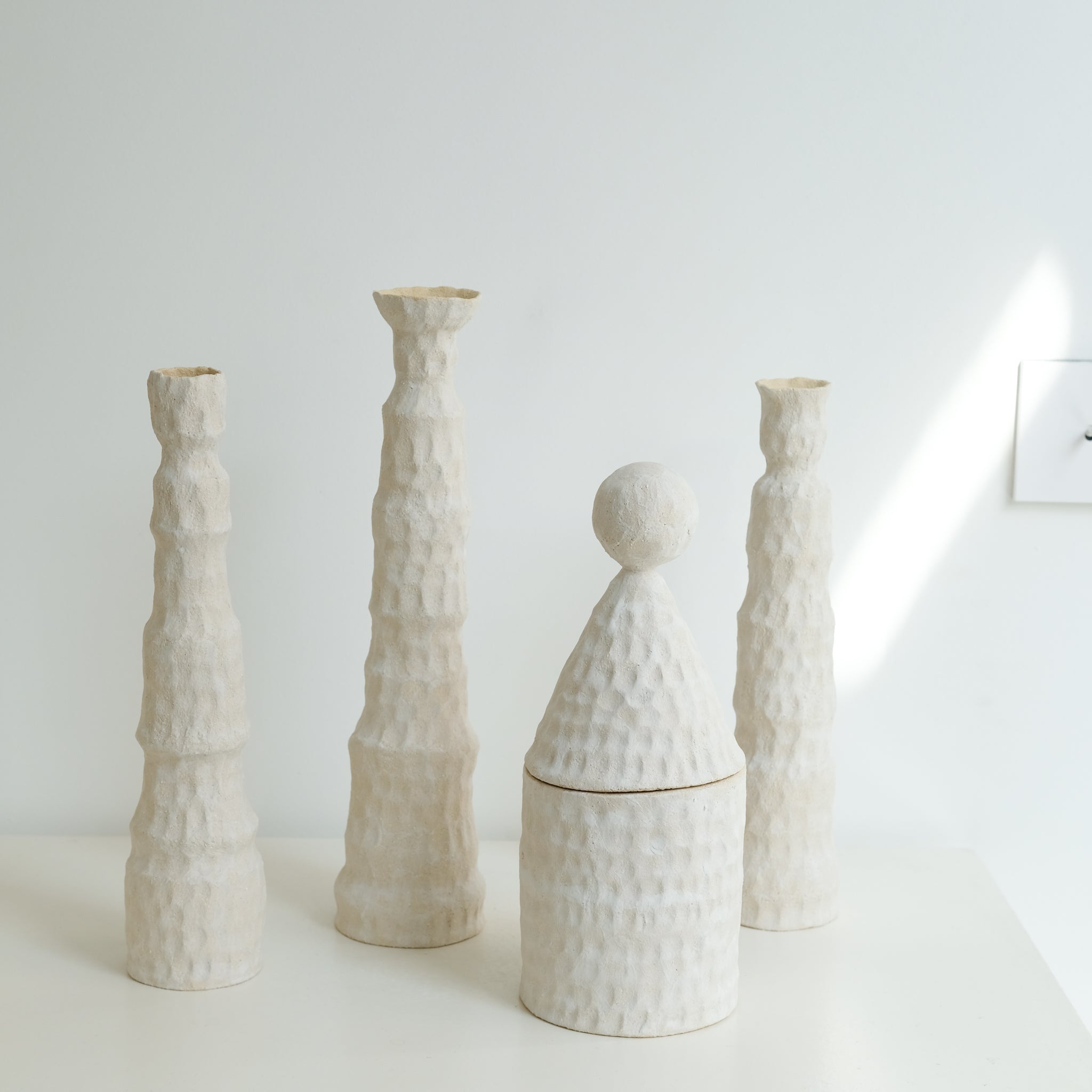 Bougeoir 03 en grès H 32,5cm - Blanc mat d'Apollonie Ceramics chez Brutal Ceramics