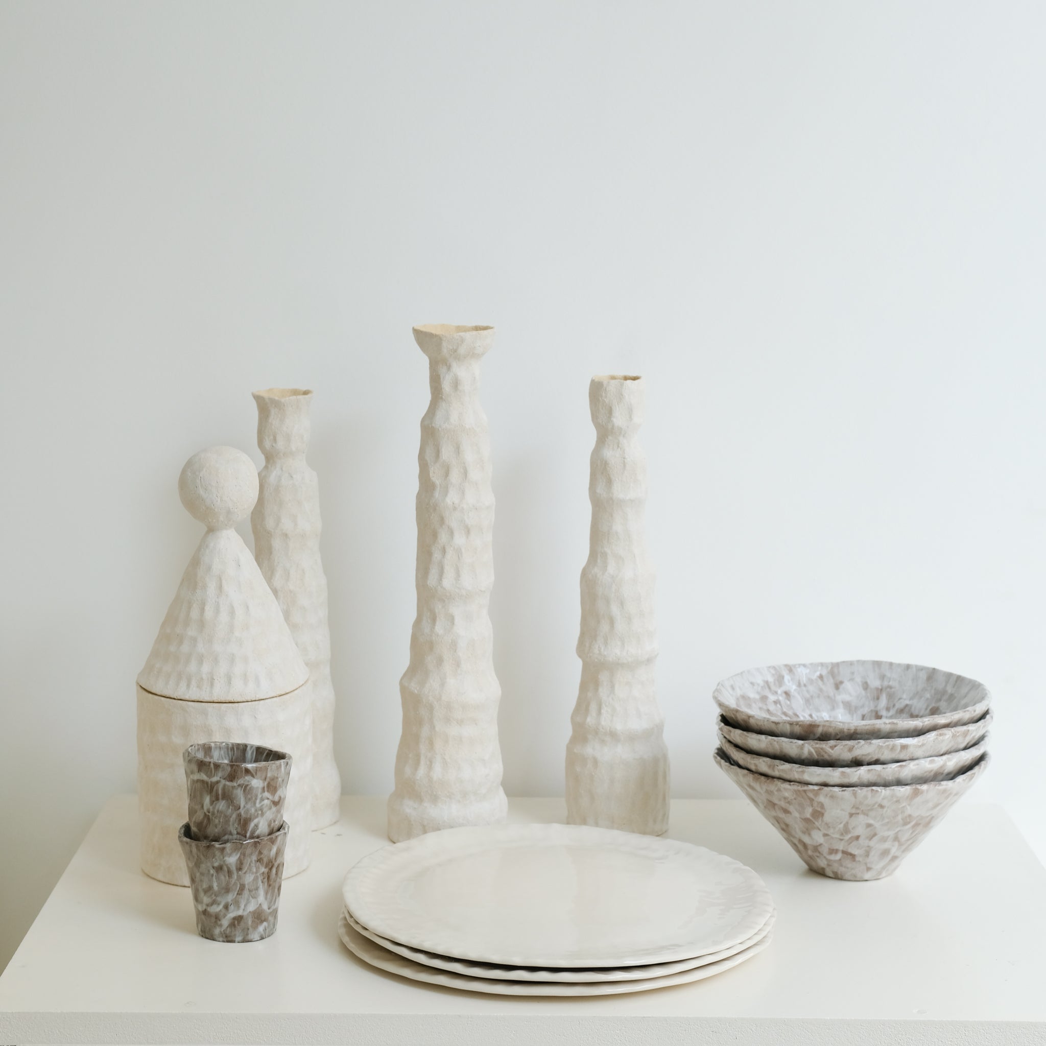Bougeoir 03 en grès H 32,5cm - Blanc mat d'Apollonie Ceramics chez Brutal Ceramics