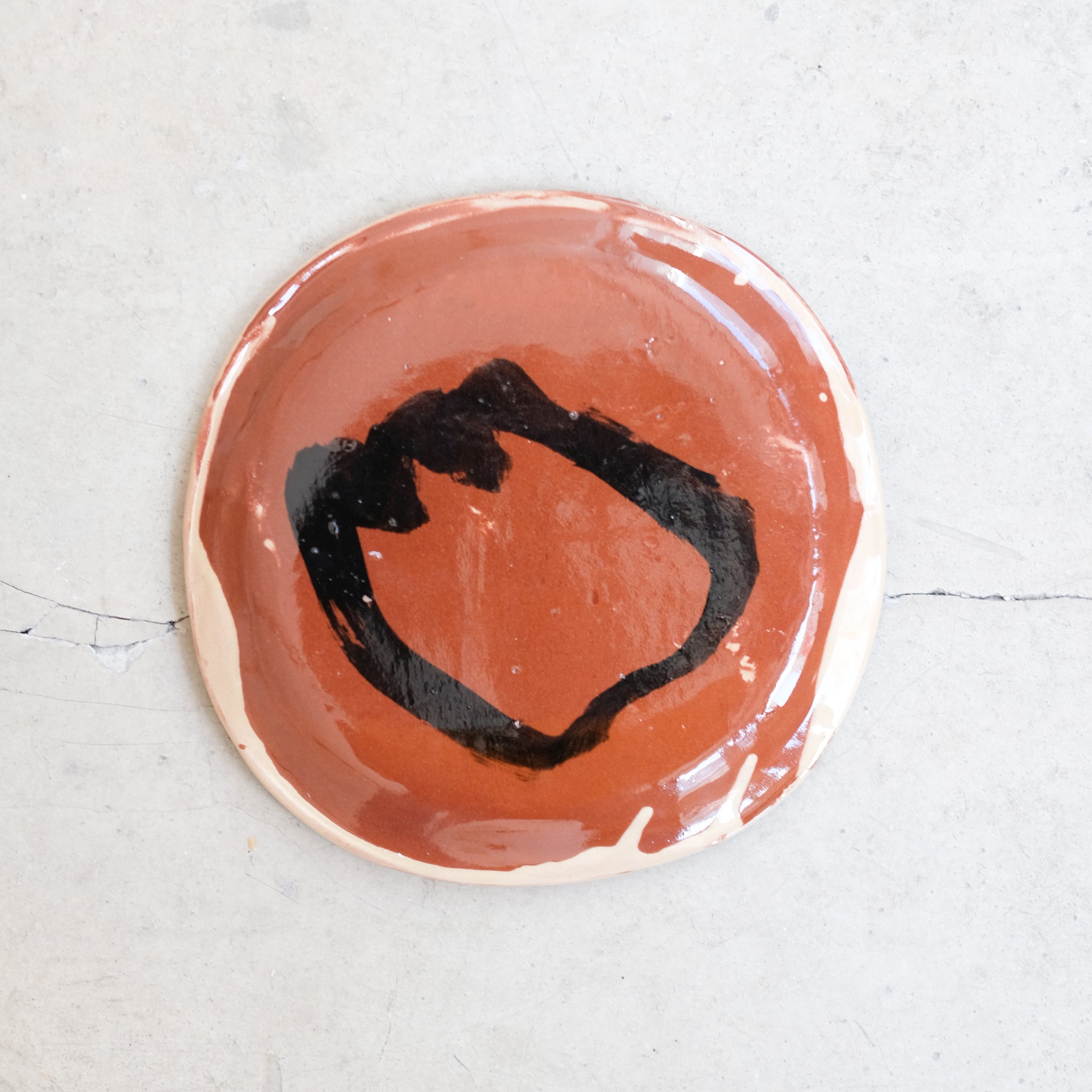 Assiette SP2402 en faïence rouge D 19cm - Multicolore d'Héloise Bariol  chez Brutal Ceramics