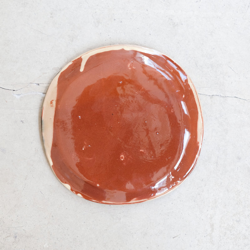 Assiette SP2405 en faïence rouge D 19cm - Multicolore d'Héloise Bariol  chez Brutal Ceramics