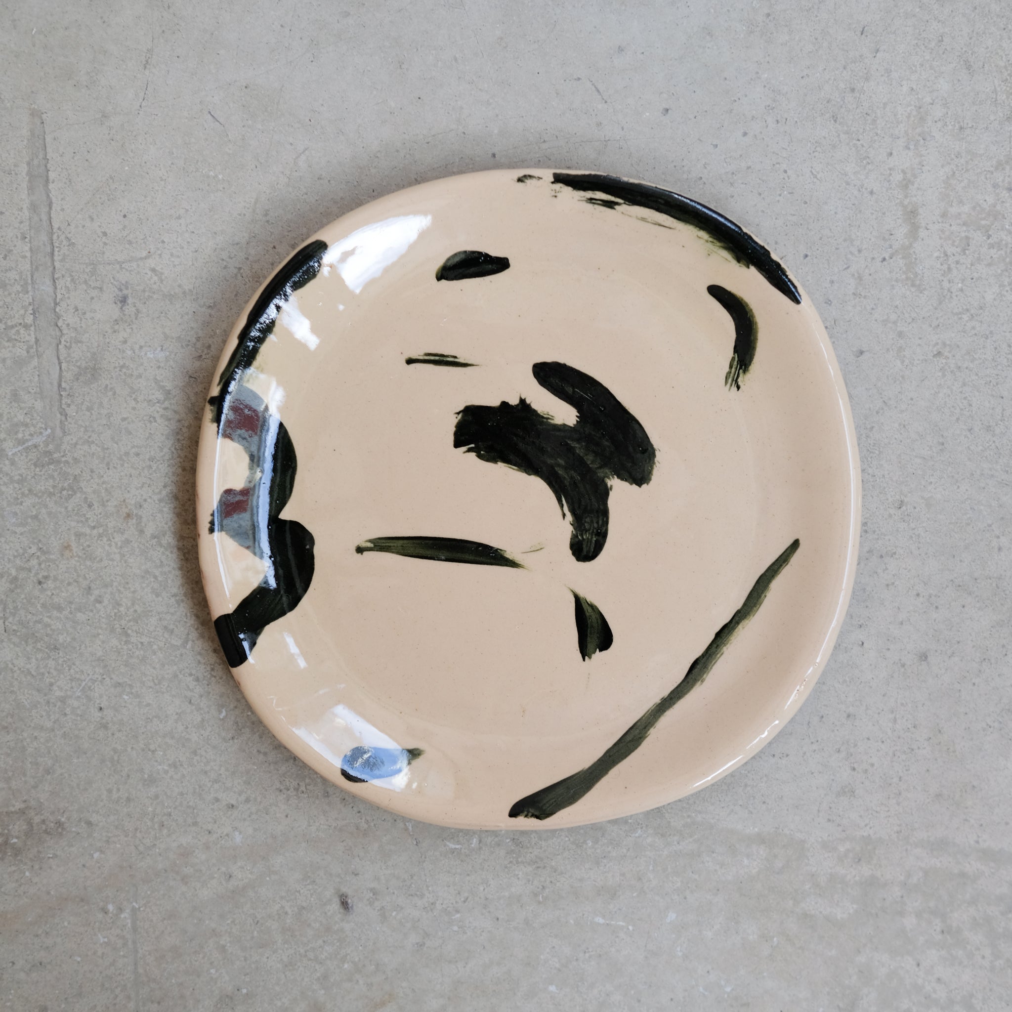 Assiette SP2413 en faïence rouge D 19cm - Multicolore d'Héloise Bariol chez Brutal Ceramics
