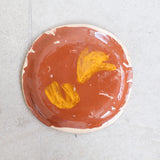 Assiette SP2416 en faïence rouge D 19cm - Multicolore d'Héloise Bariol chez Brutal Ceramics