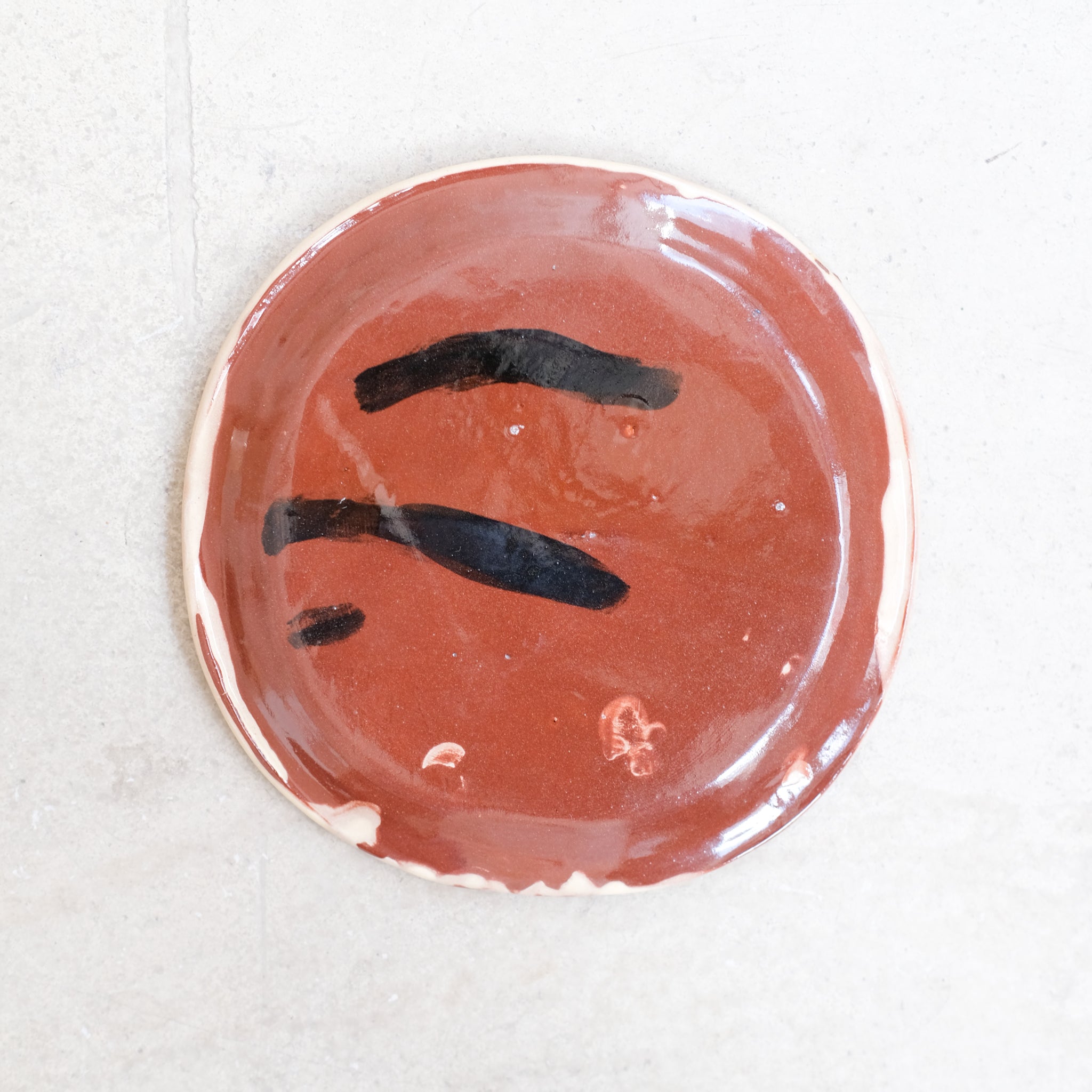 Assiette SP2418 en faïence rouge D 19cm - Multicolore d'Héloise Bariol chez Brutal Ceramics