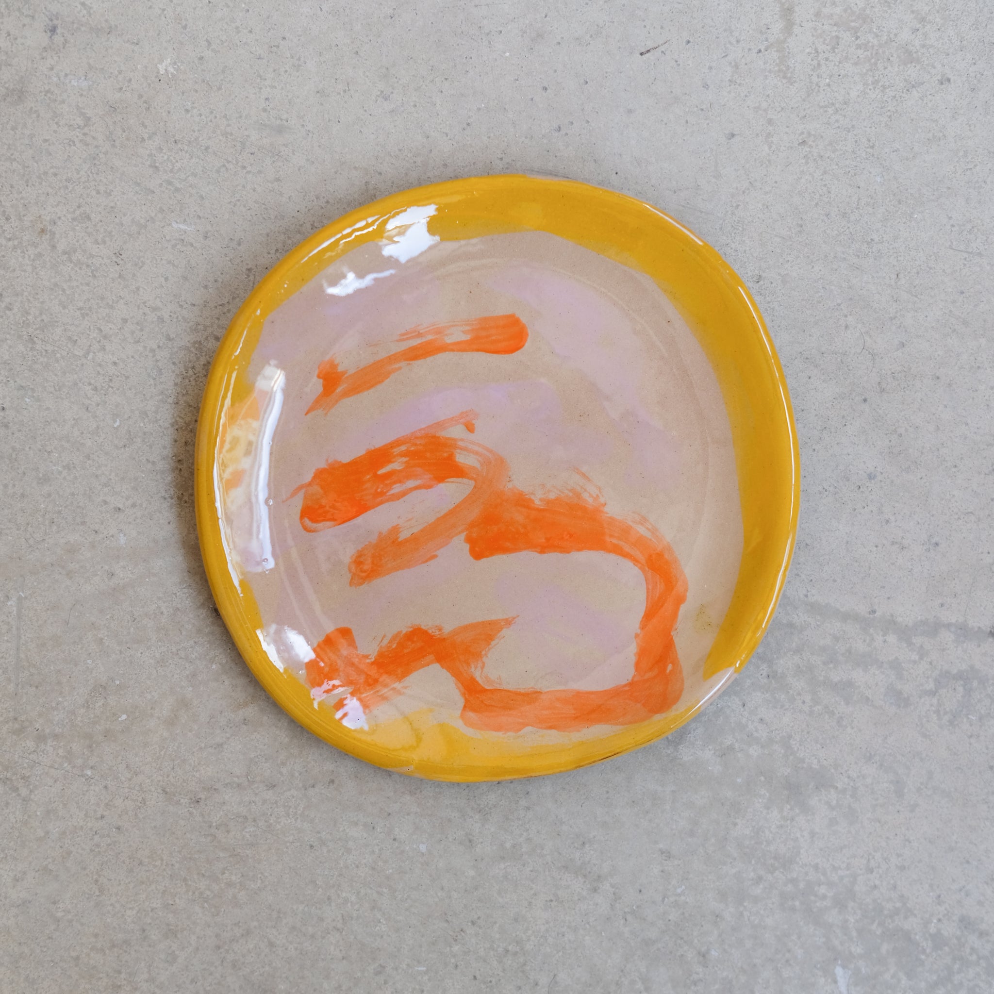 Assiette SP2425 en faïence rouge D 19cm - Multicolore d'Héloise Bariol chez Brutal Ceramics