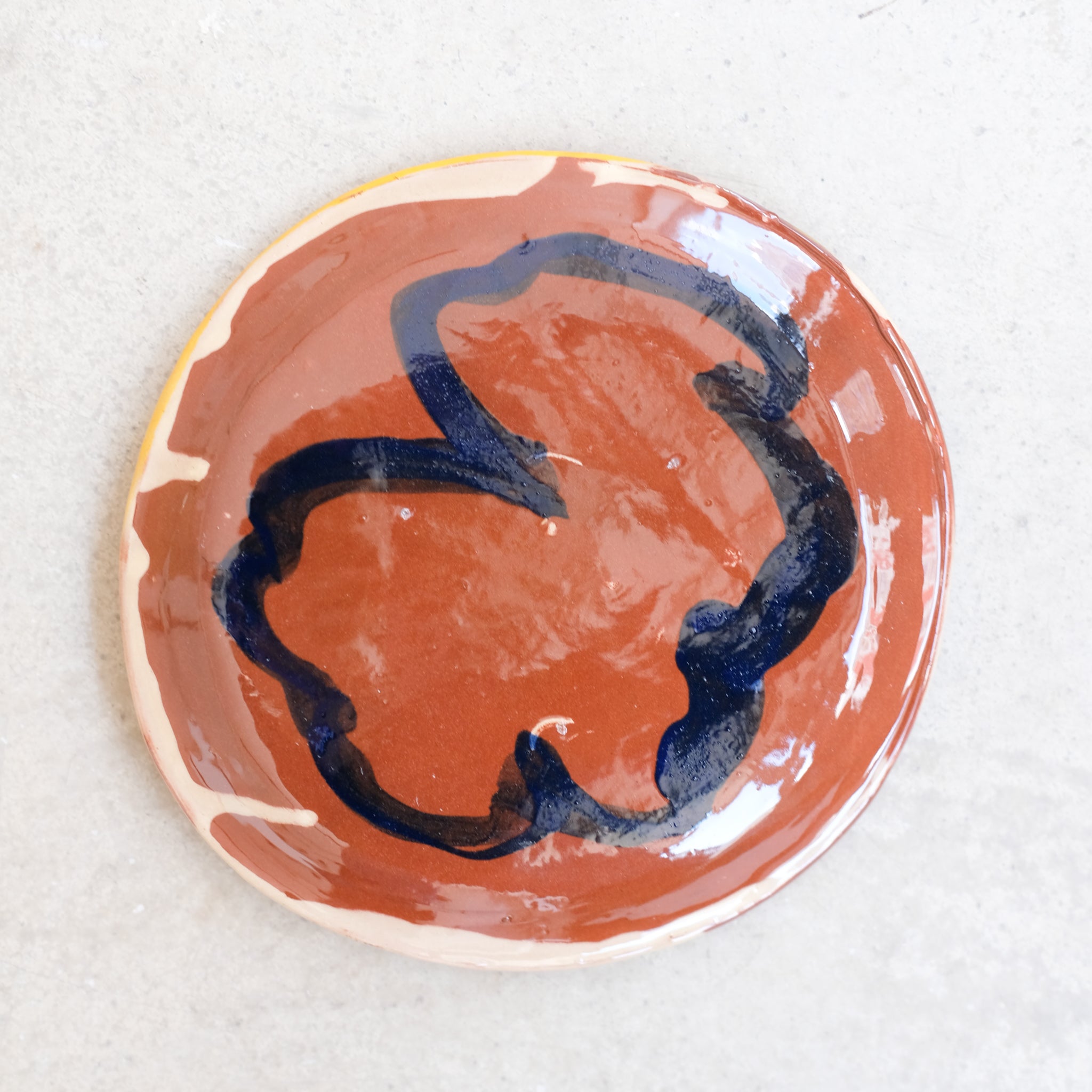 Assiette SP2425 en faïence rouge D 19cm - Multicolore d'Héloise Bariol chez Brutal Ceramics