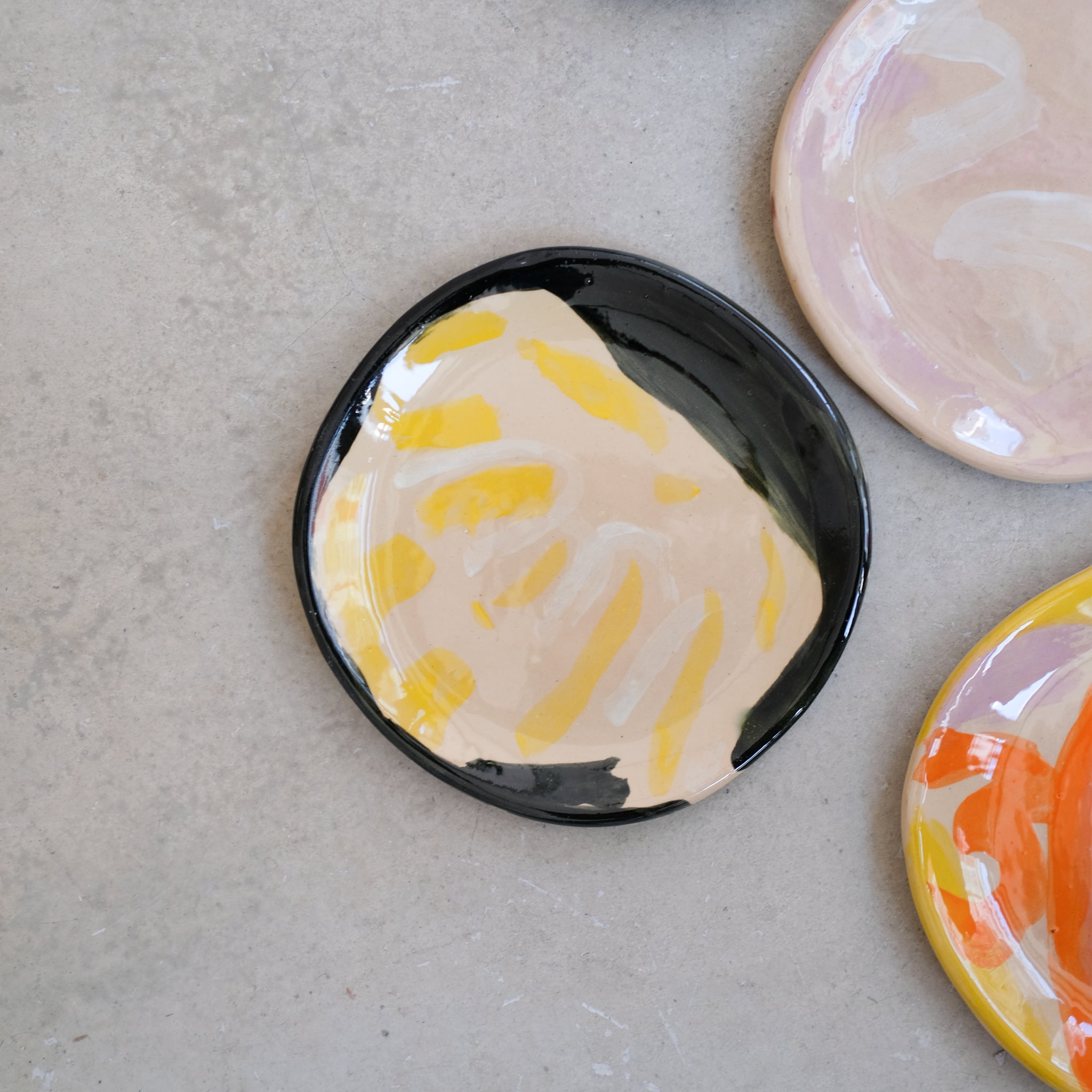 Assiette SP2411 en faïence rouge D 19cm - Multicolore d'Héloise Bariol chez Brutal Ceramics