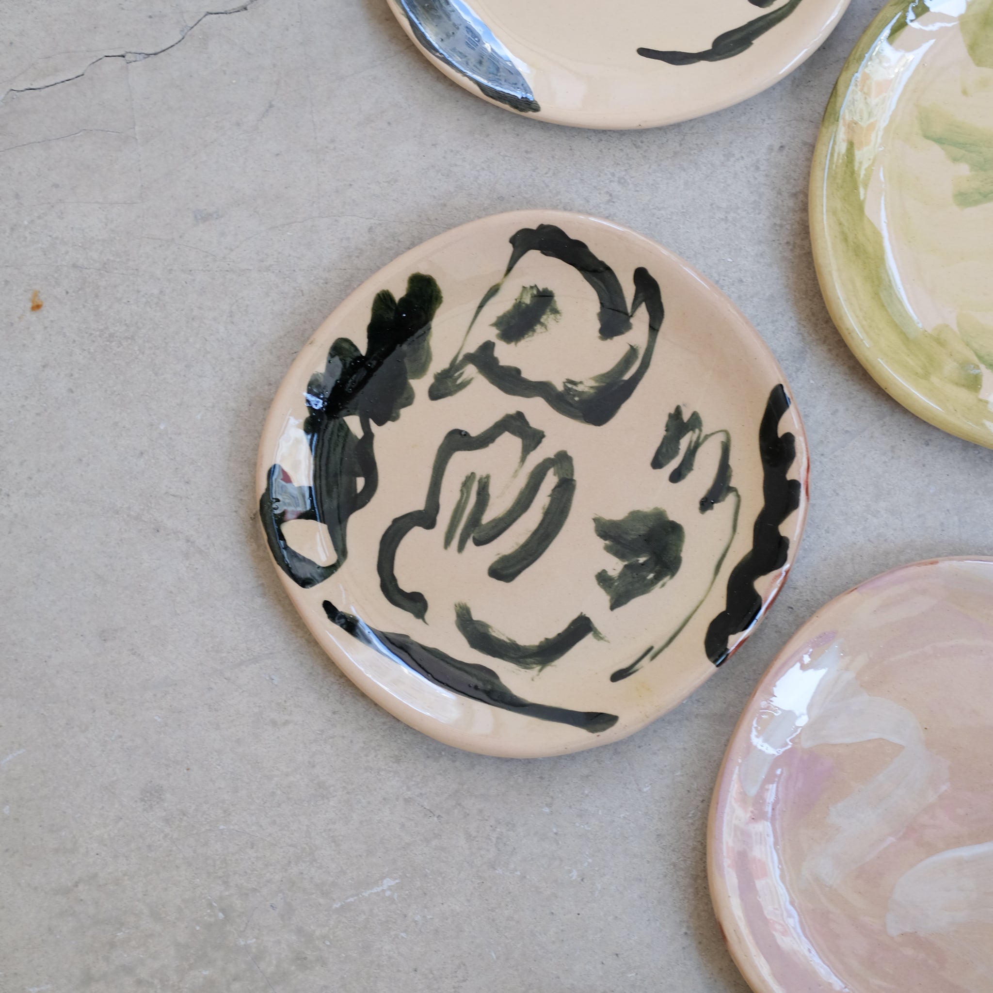 Assiette SP2417 en faïence rouge D 19cm - Multicolore d'Héloise Bariol chez Brutal Ceramics