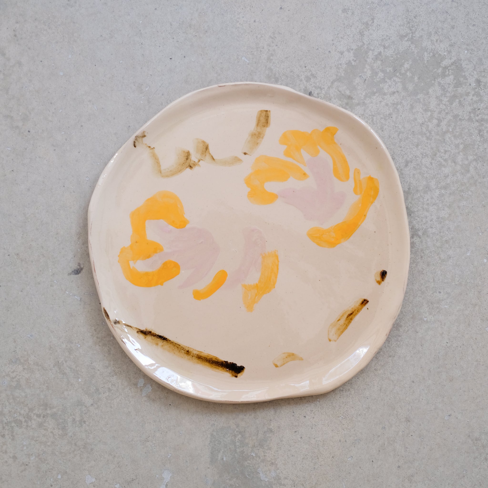 Assiette SP2431 en faïence rouge D 27cm - Multicolore d'Héloise Bariol chez Brutal Ceramics