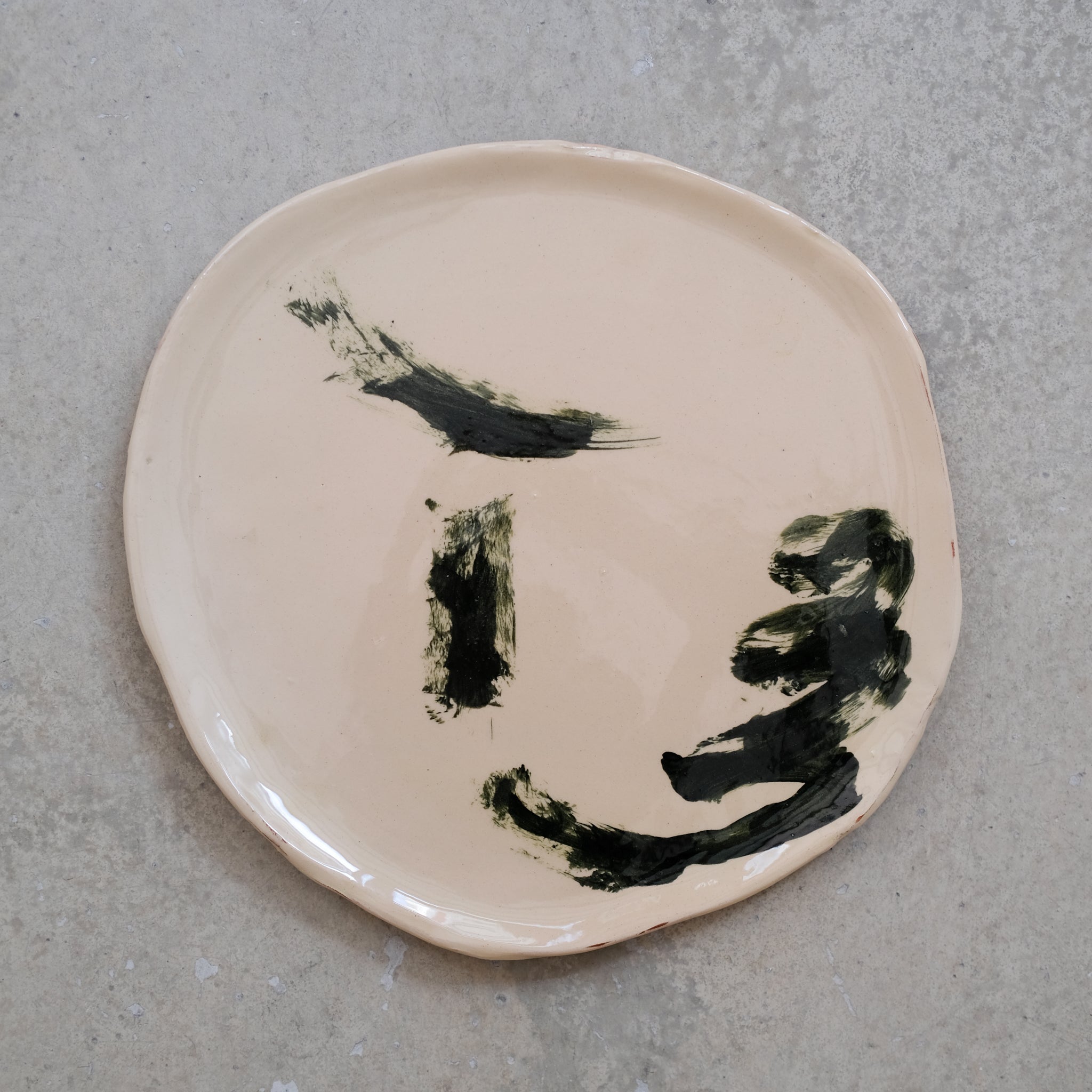 Assiette SP2432 en faïence rouge D 27cm - Multicolore d'Héloise Bariol chez Brutal Ceramics