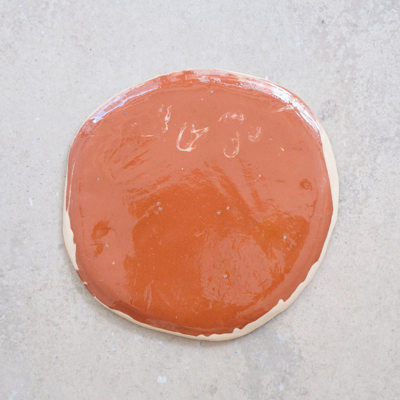 Assiette SP2432 en faïence rouge D 27cm - Multicolore d'Héloise Bariol chez Brutal Ceramics