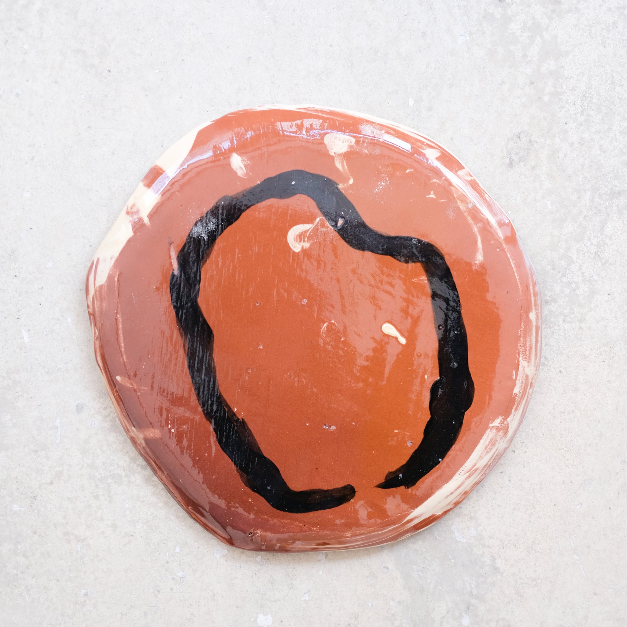 Assiette SP2433 en faïence rouge D 27cm - Multicolore d'Héloise Bariol chez Brutal Ceramics