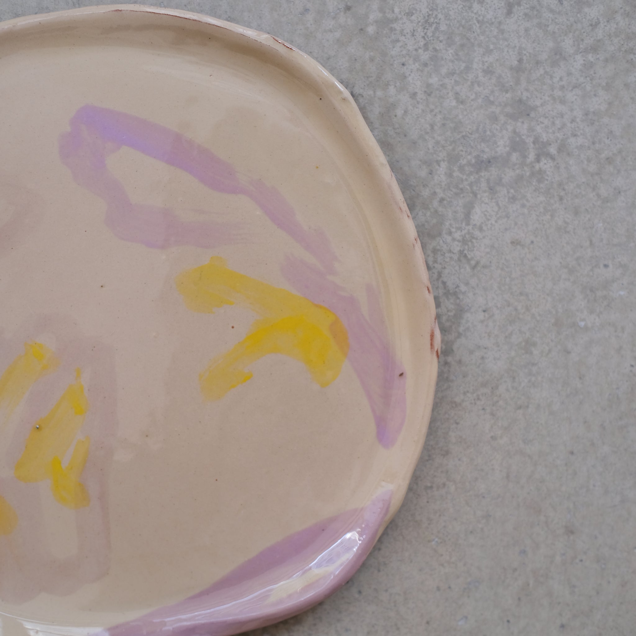 Assiette SP2435 en faïence rouge D 27cm - Multicolore d'Héloise Bariol chez Brutal Ceramics