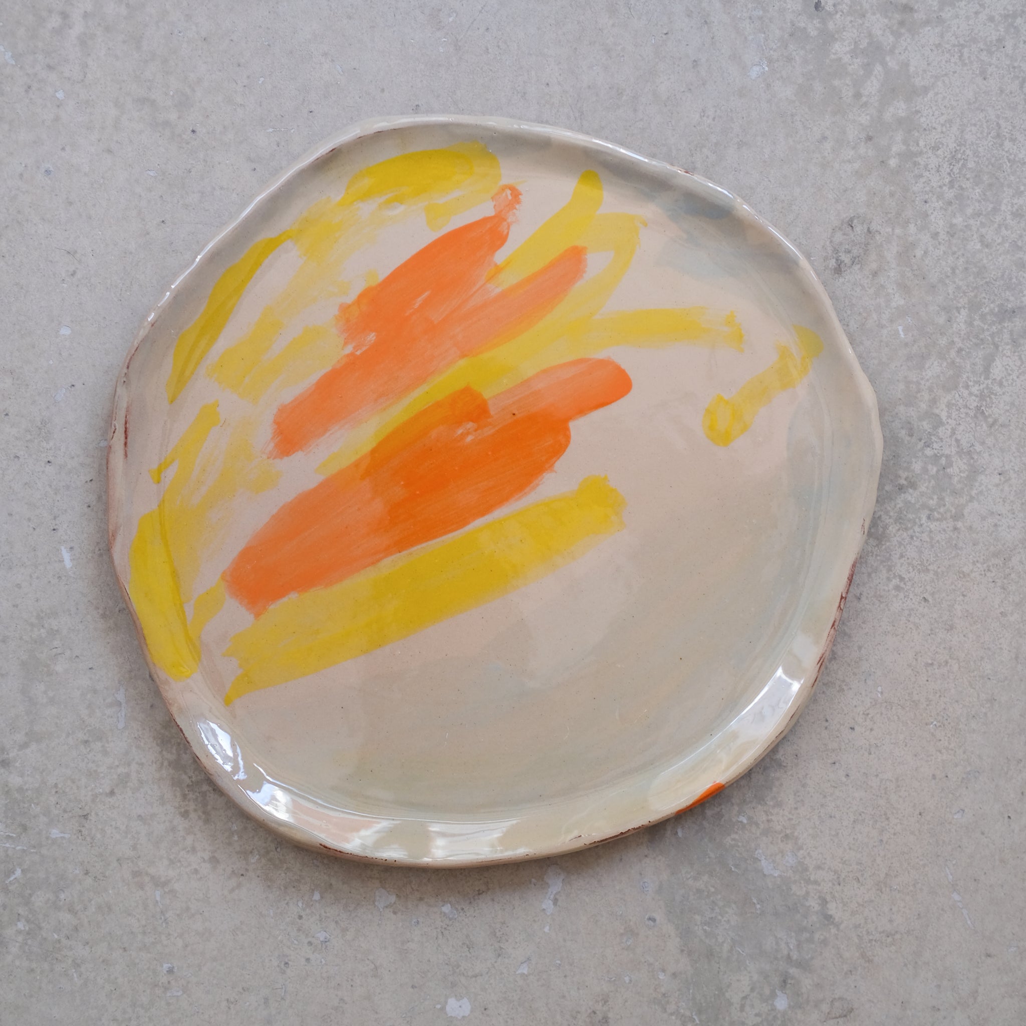 Assiette SP2437 en faïence rouge D 27cm - Multicolore d'Héloise Bariol chez Brutal Ceramics