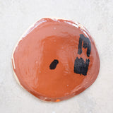 Assiette SP2437 en faïence rouge D 27cm - Multicolore d'Héloise Bariol chez Brutal Ceramics