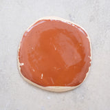 Assiette SP2438 en faïence rouge D 27cm - Multicolore d'Héloise Bariol chez Brutal Ceramics