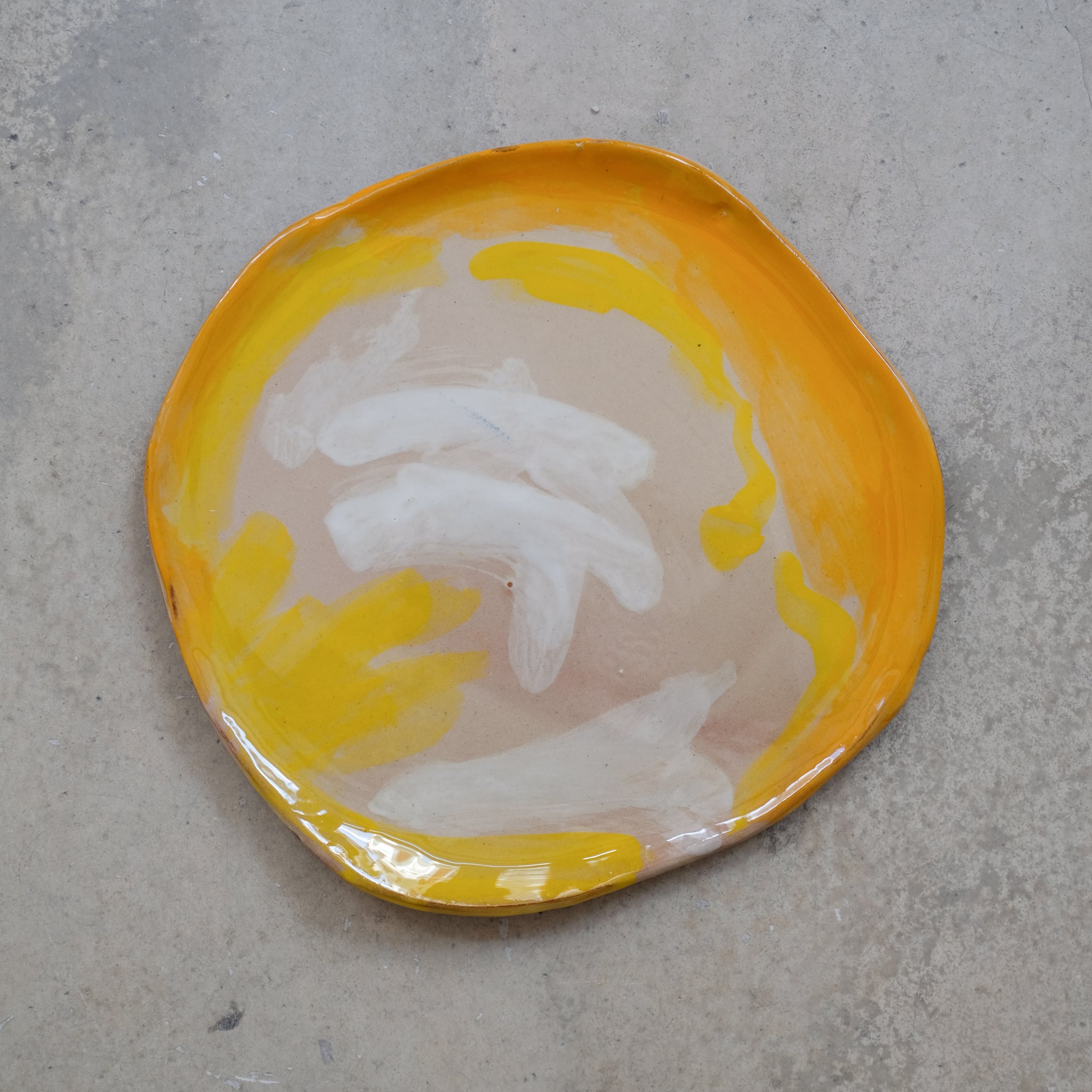 Assiette SP2445 en faïence rouge D 27cm - Multicolore d'Héloise Bariol chez Brutal Ceramics