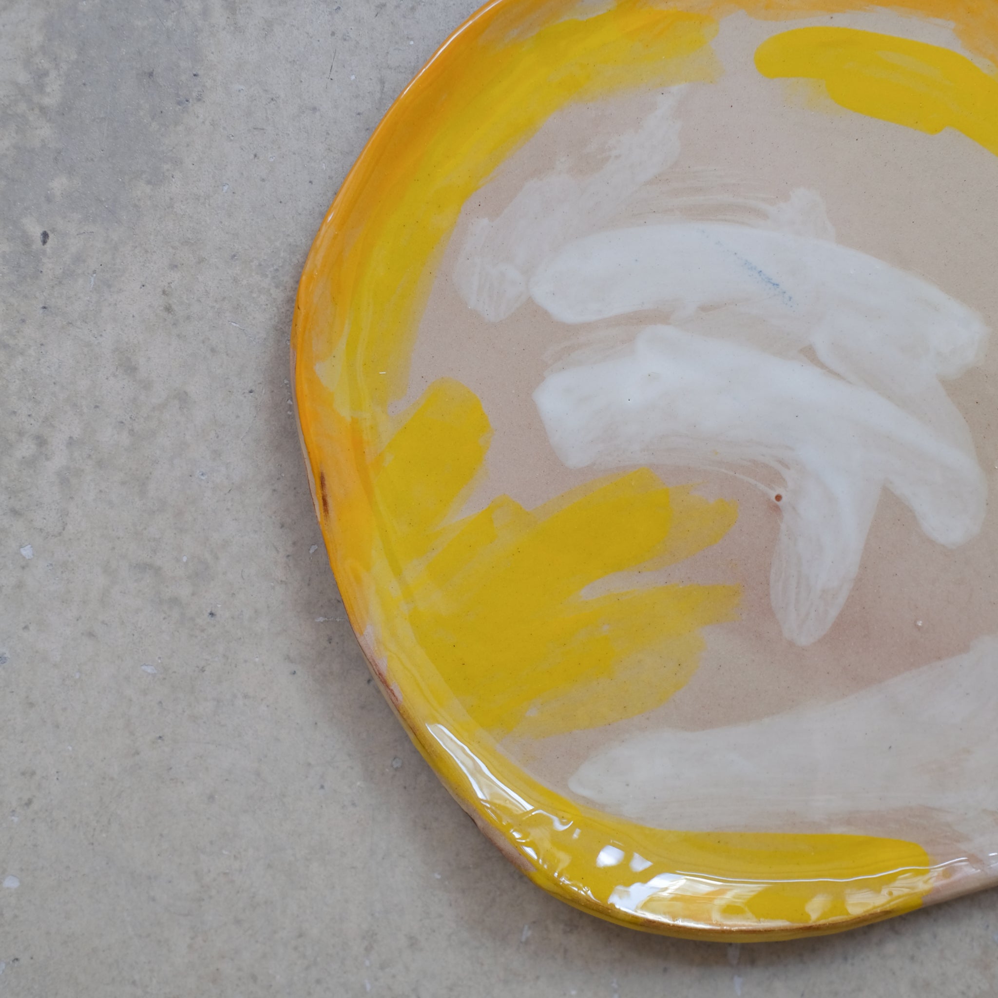 Assiette SP2445 en faïence rouge D 27cm - Multicolore d'Héloise Bariol chez Brutal Ceramics
