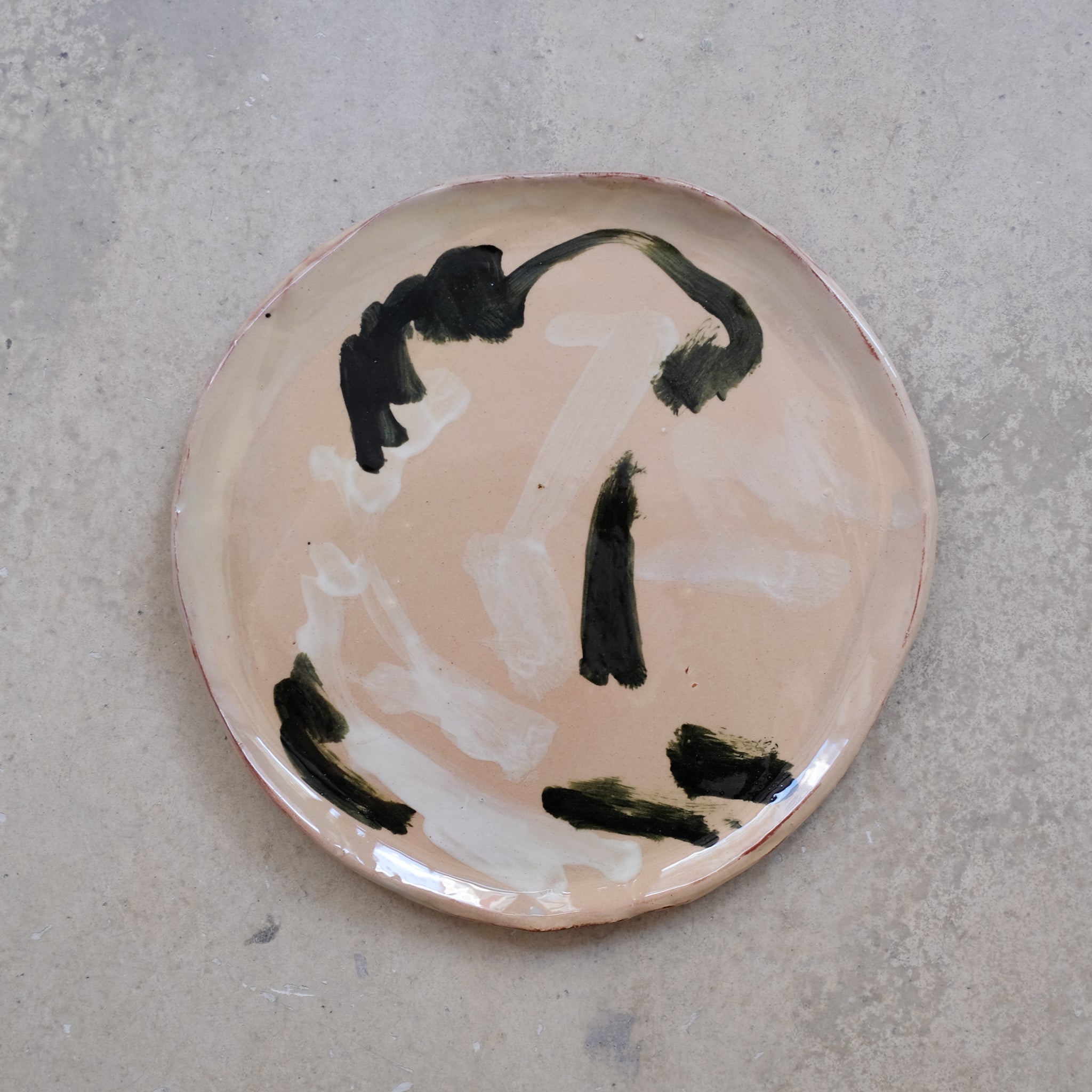 Assiette SP2448 en faïence rouge D 27cm - Multicolore d'Héloise Bariol chez Brutal Ceramics