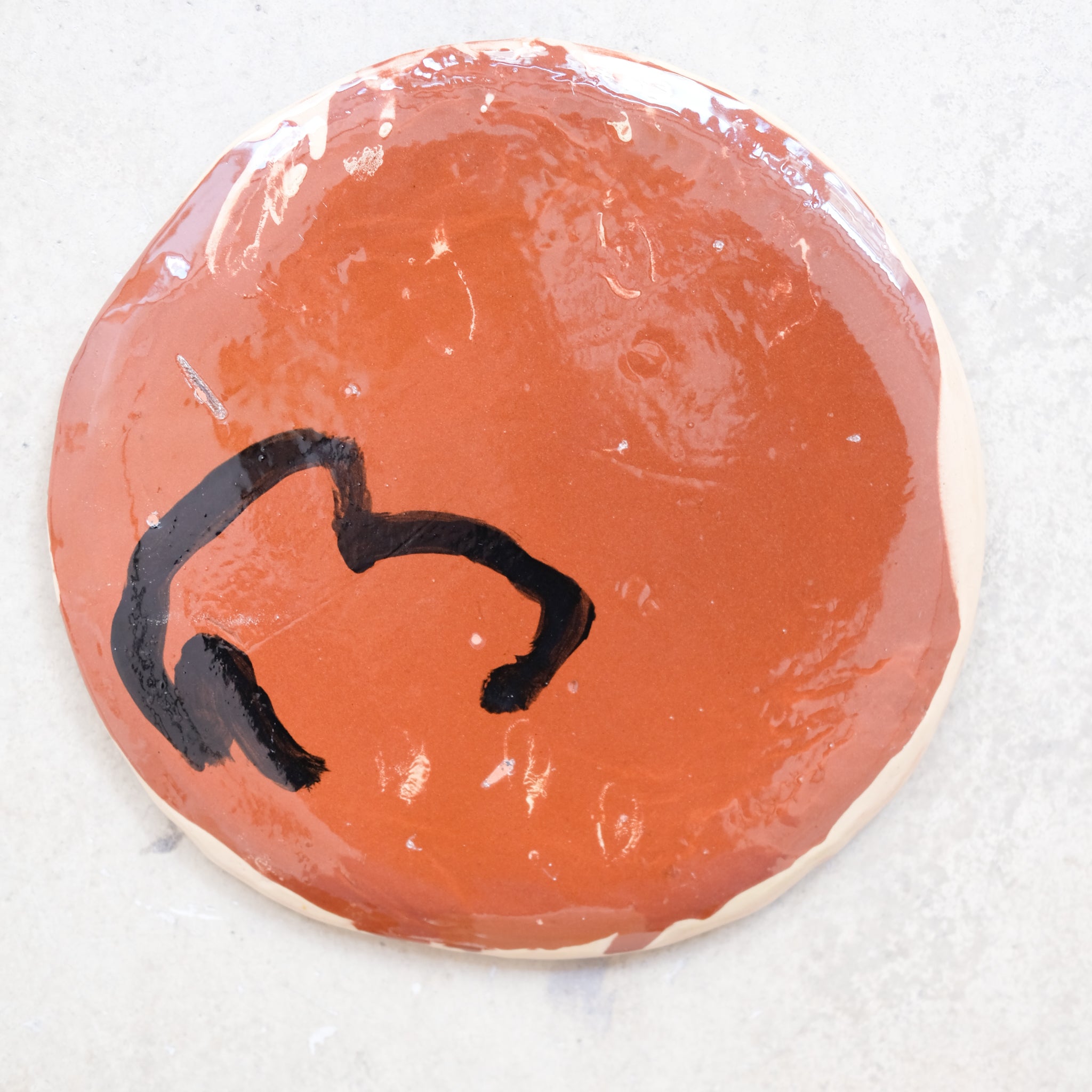 Assiette SP2448 en faïence rouge D 27cm - Multicolore d'Héloise Bariol chez Brutal Ceramics