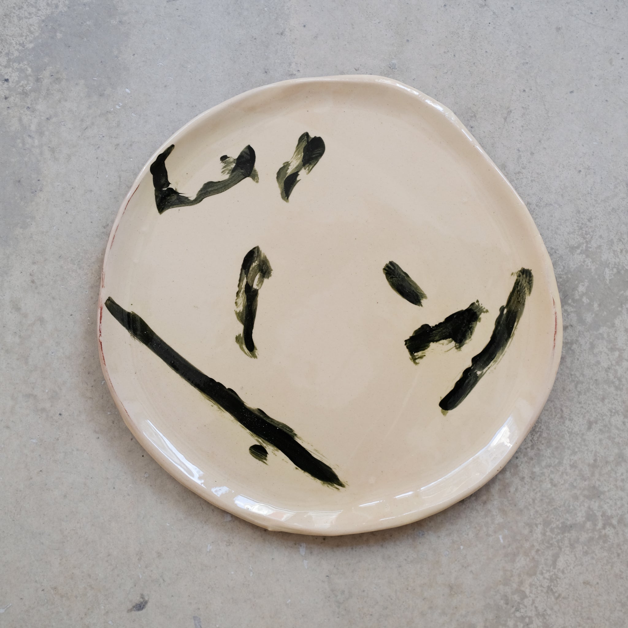 Assiette SP2450 en faïence rouge D 27cm - Multicolore d'Héloise Bariol chez Brutal Ceramics