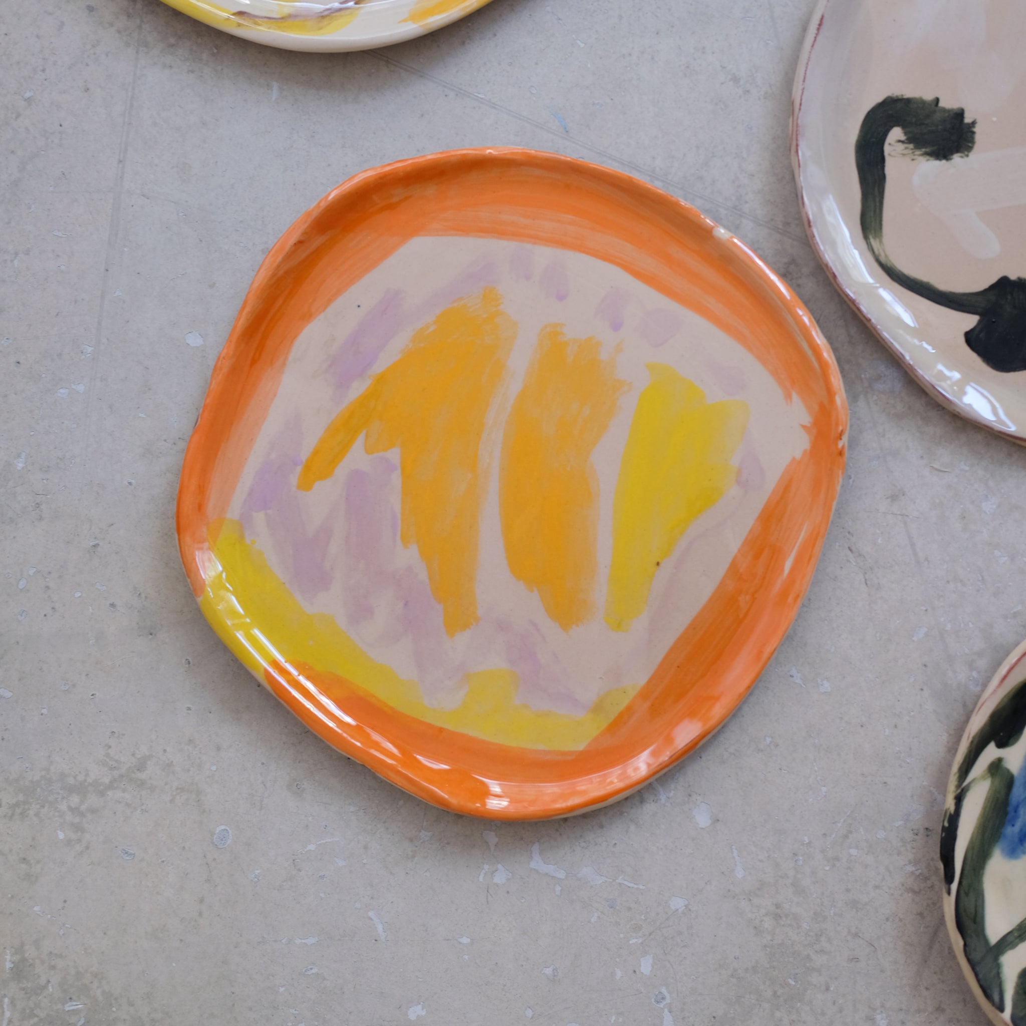 Assiette SP2438 en faïence rouge D 27cm - Multicolore d'Héloise Bariol chez Brutal Ceramics