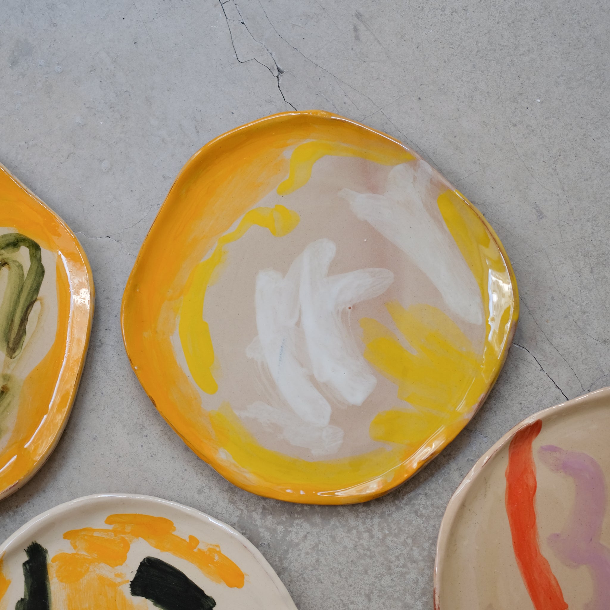 Assiette SP2445 en faïence rouge D 27cm - Multicolore d'Héloise Bariol chez Brutal Ceramics