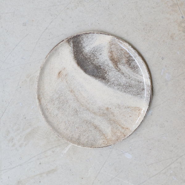 Assiette en terre mêlées 18cm - Blanc brillant de Léa Baldassari chez Brutal Ceramics