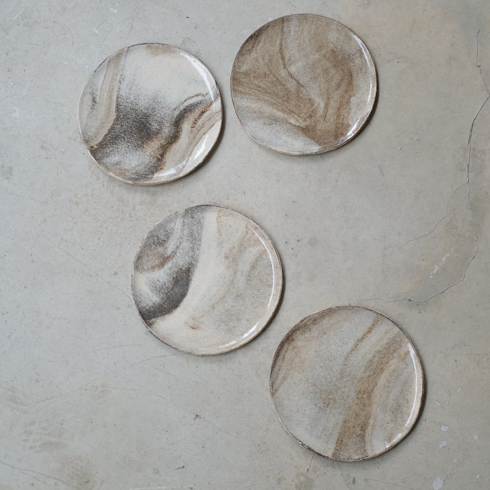 Assiette en terre mêlées 18cm - Blanc brillant de Léa Baldassari chez Brutal Ceramics