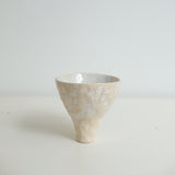 Tasse sur pied en grès blanc 100ml - Blanc brillant de Léa Baldassari chez Brutal Ceramics