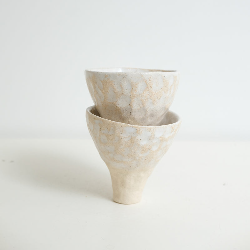 Tasse sur pied en grès blanc 100ml - Blanc brillant de Léa Baldassari chez Brutal Ceramics