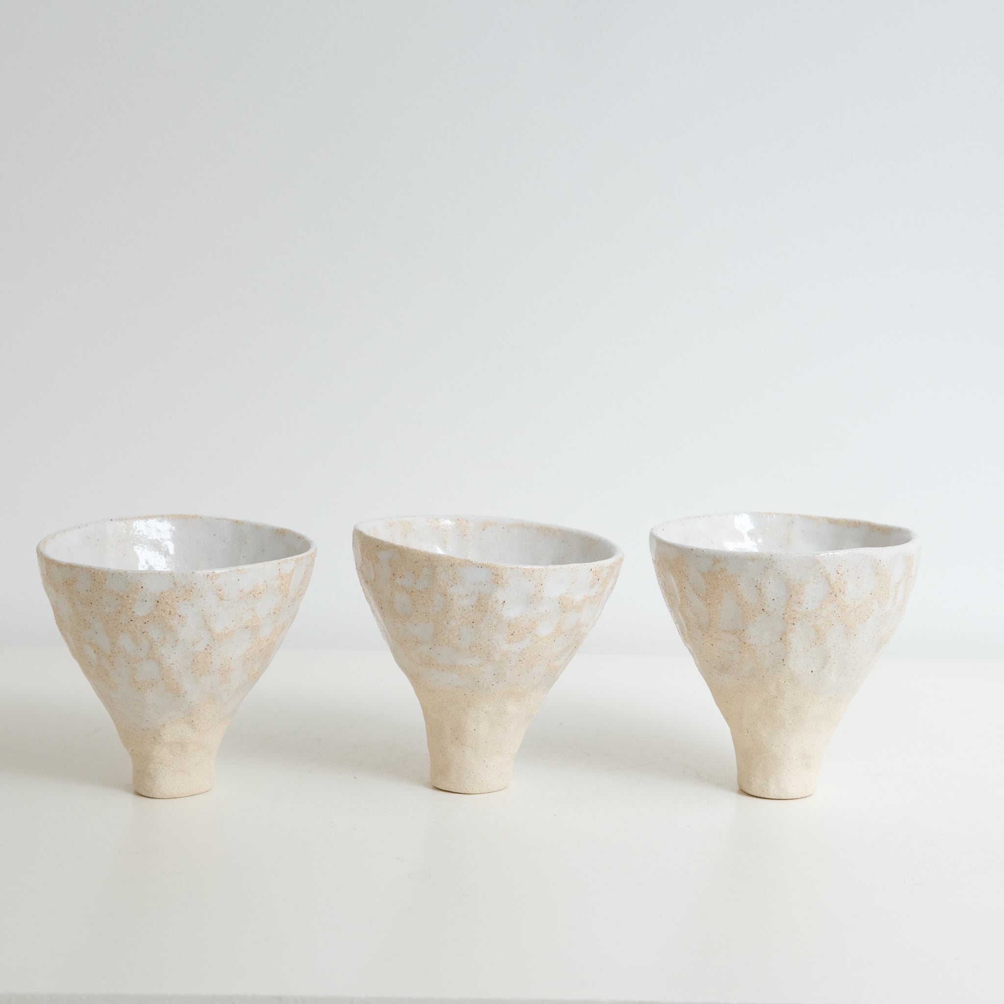 Tasse sur pied en grès blanc 100ml - Blanc brillant de Léa Baldassari chez Brutal Ceramics
